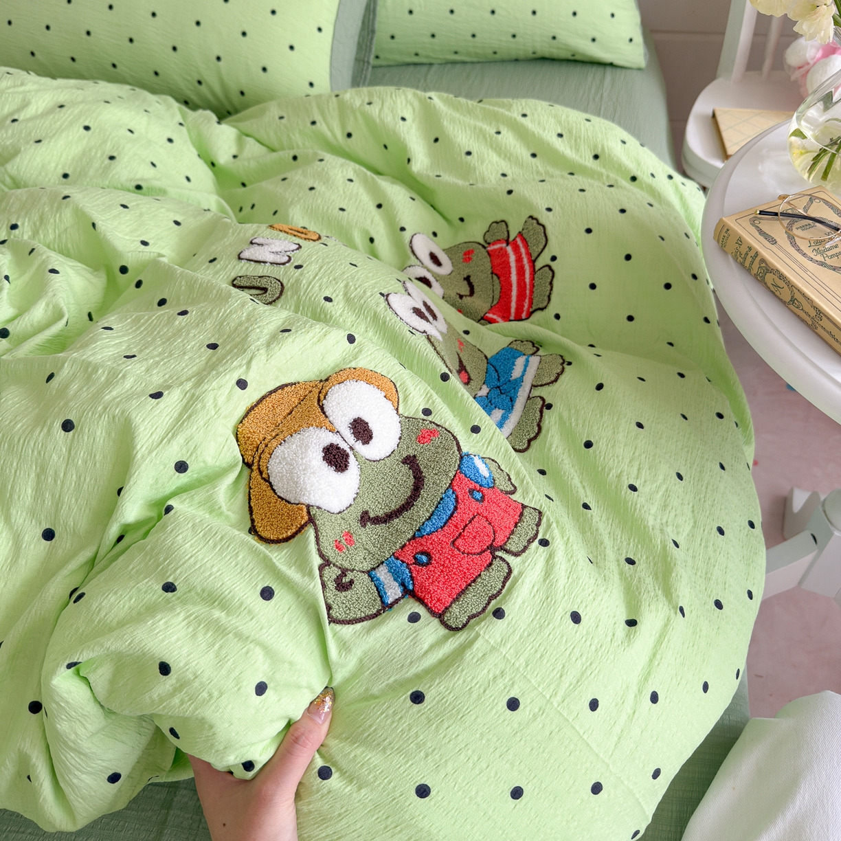 91家纺网 家纺一手货源 找家纺 卡斯诺家纺馆 2026新款皱皱棉双层纱毛巾绣四件套（下载文件包含买家秀） 绿萌蛙