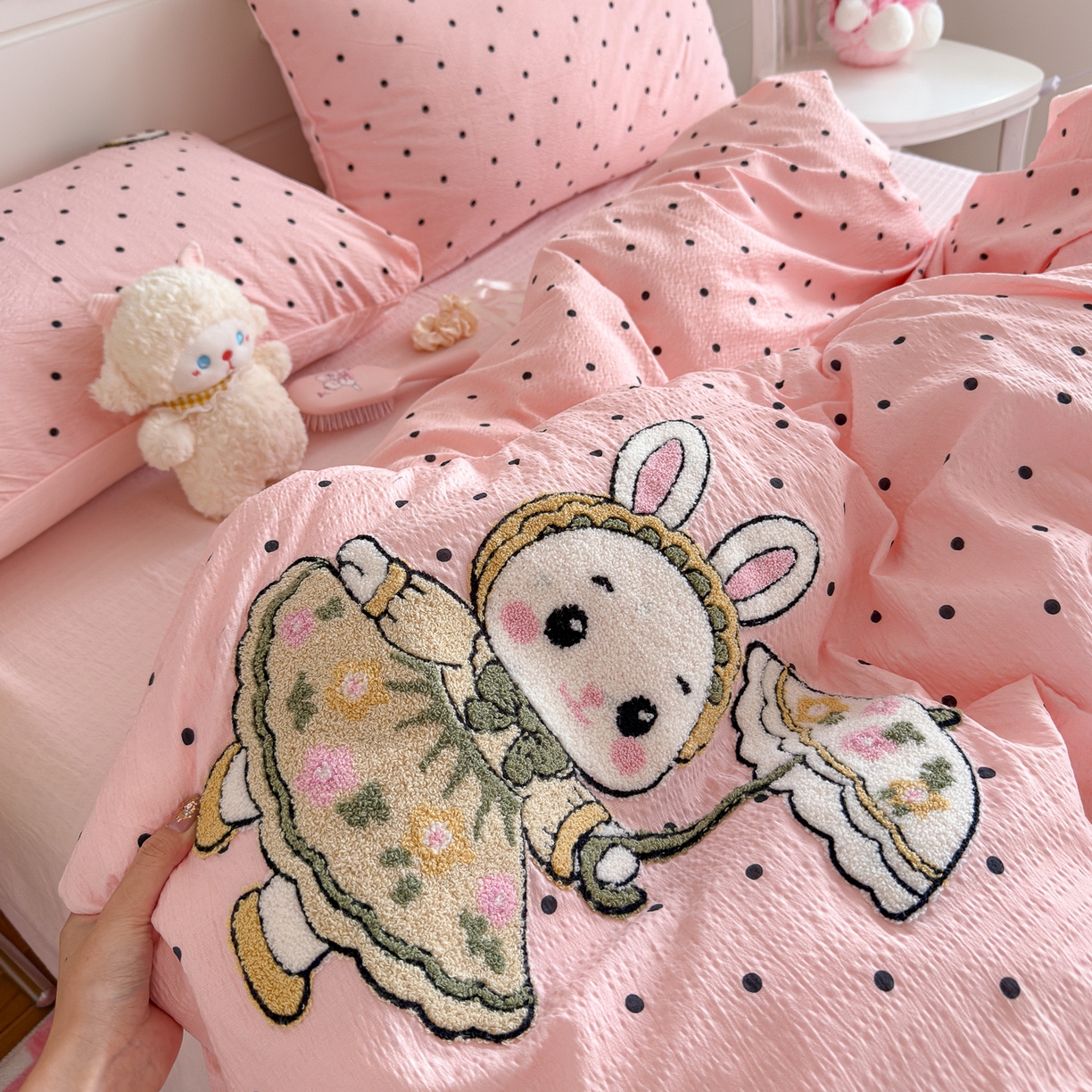 91家纺网 家纺一手货源 找家纺 卡斯诺家纺馆 2026新款皱皱棉双层纱毛巾绣四件套（下载文件包含买家秀） 花伞兔