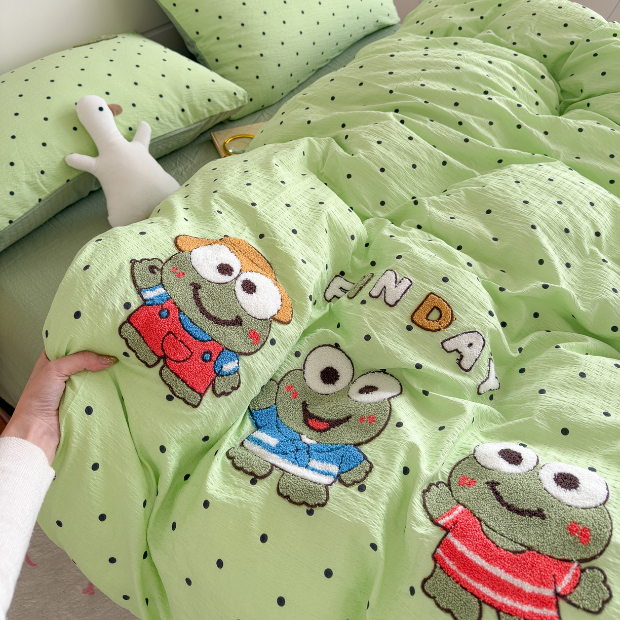 91家纺网 家纺一手货源 找家纺 卡斯诺家纺馆 2026新款皱皱棉双层纱毛巾绣四件套（下载文件包含买家秀） 绿萌蛙