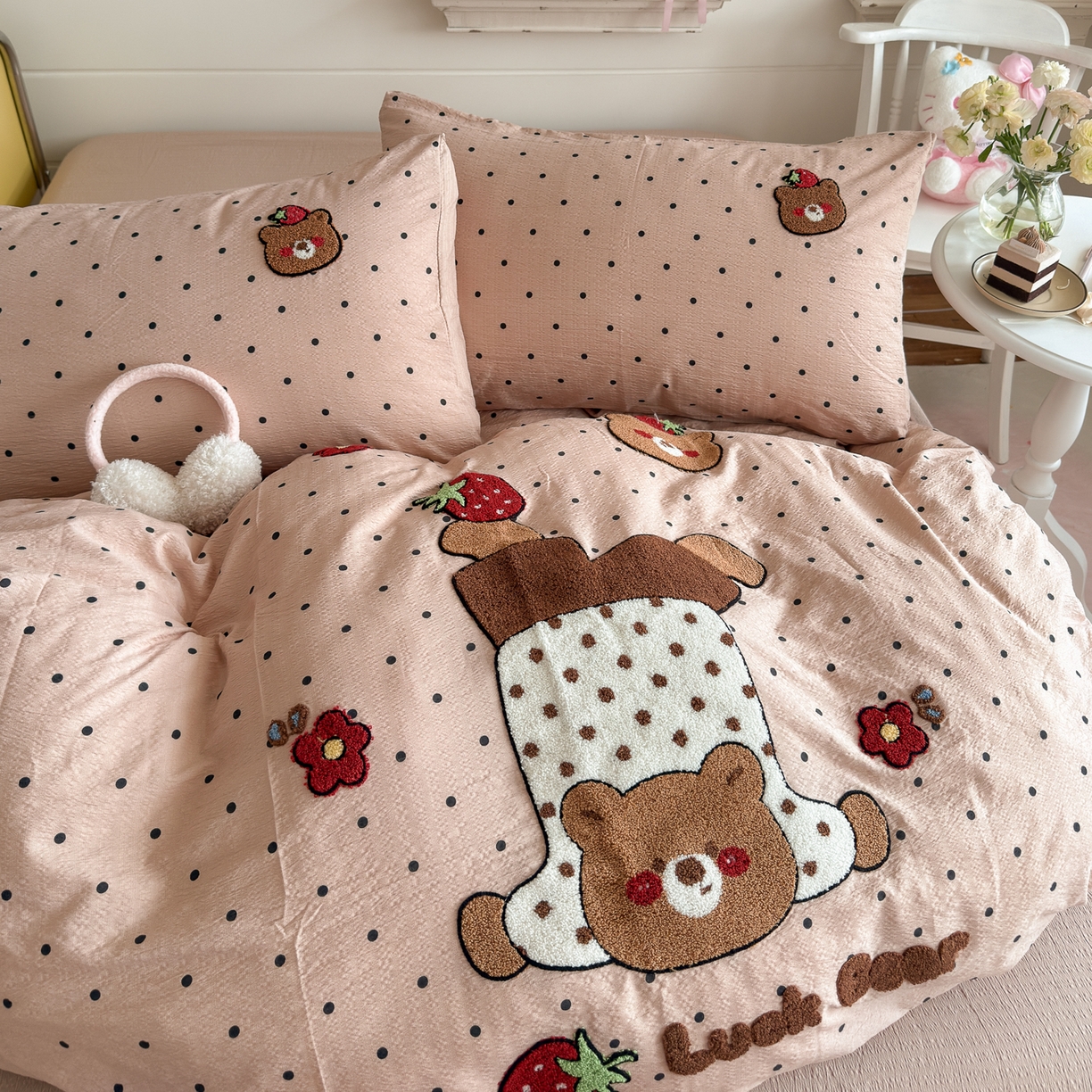 91家纺网 家纺一手货源 找家纺 卡斯诺家纺馆 2026新款皱皱棉双层纱毛巾绣四件套（下载文件包含买家秀） 倒立熊