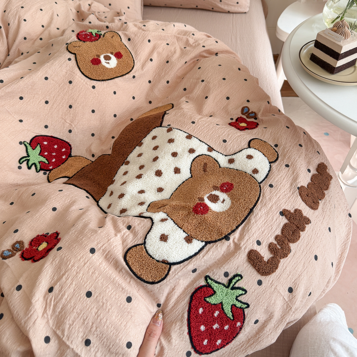 91家纺网 家纺一手货源 找家纺 卡斯诺家纺馆 2026新款皱皱棉双层纱毛巾绣四件套（下载文件包含买家秀） 倒立熊