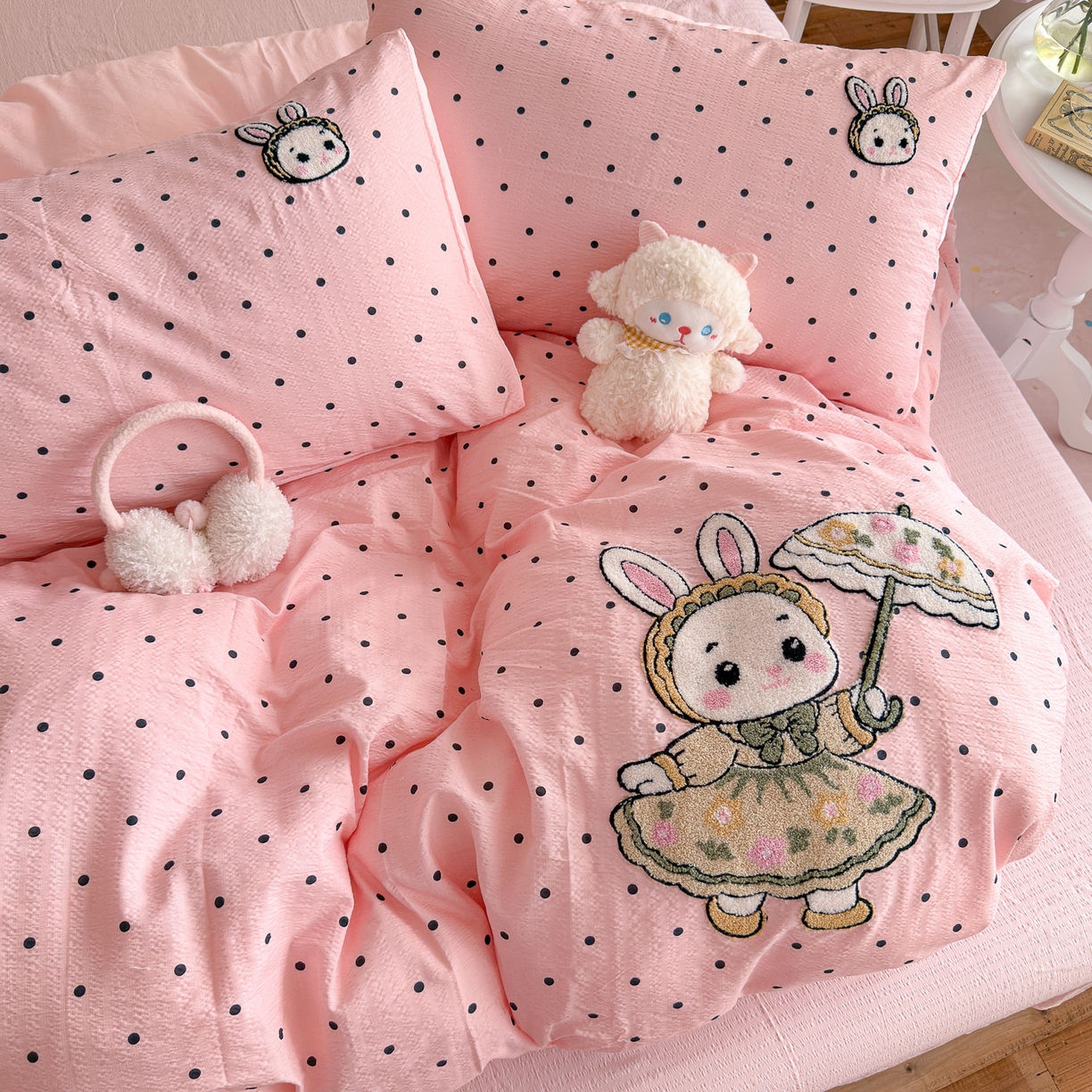 91家纺网 家纺一手货源 找家纺 卡斯诺家纺馆 2026新款皱皱棉双层纱毛巾绣四件套（下载文件包含买家秀） 花伞兔