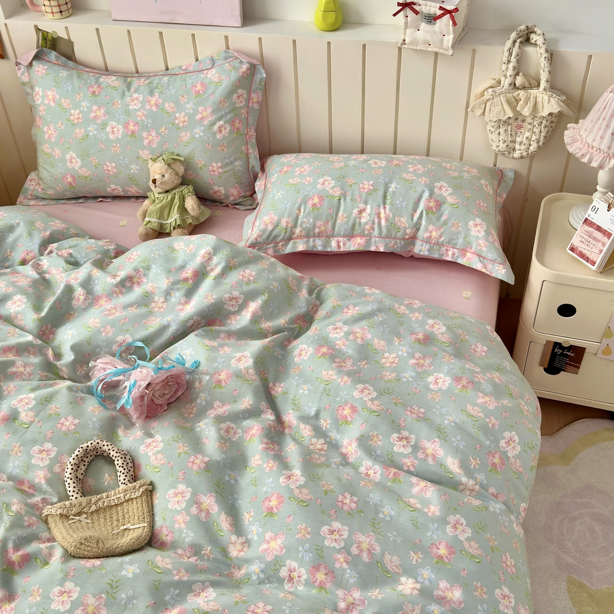 91家纺网 家纺一手货源 找家纺 乐童家纺 2026新款全棉网红直播爆款吊边一字绣工艺款四件套-系列二 恋恋花开