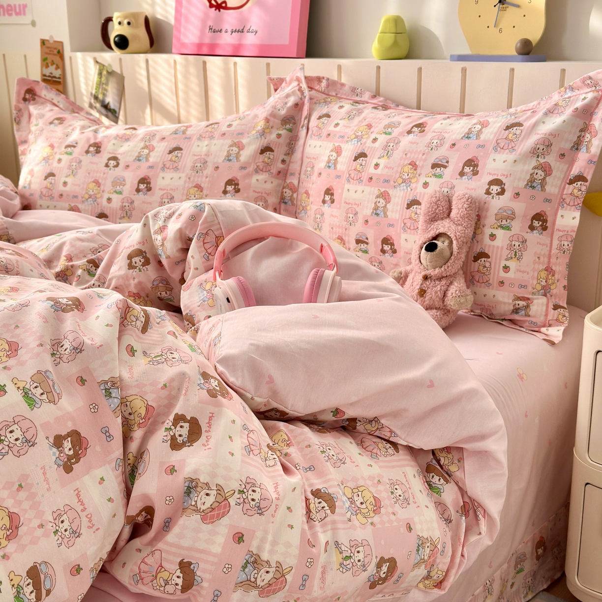 91家纺网 家纺一手货源 找家纺 乐童家纺 2026新款全棉网红直播爆款吊边一字绣工艺款四件套-系列二 派对女孩