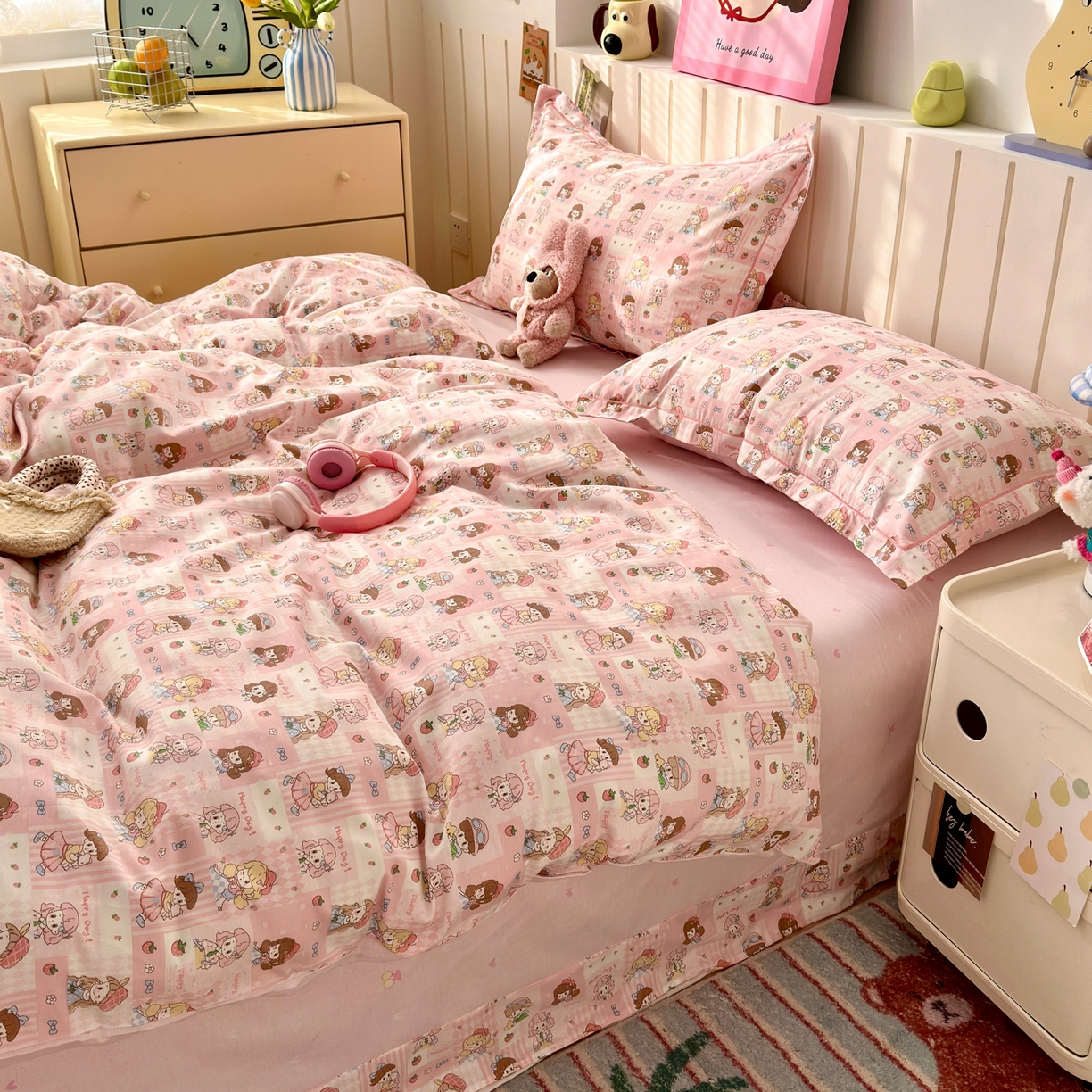 91家纺网 家纺一手货源 找家纺 乐童家纺 2026新款全棉网红直播爆款吊边一字绣工艺款四件套-系列二 派对女孩