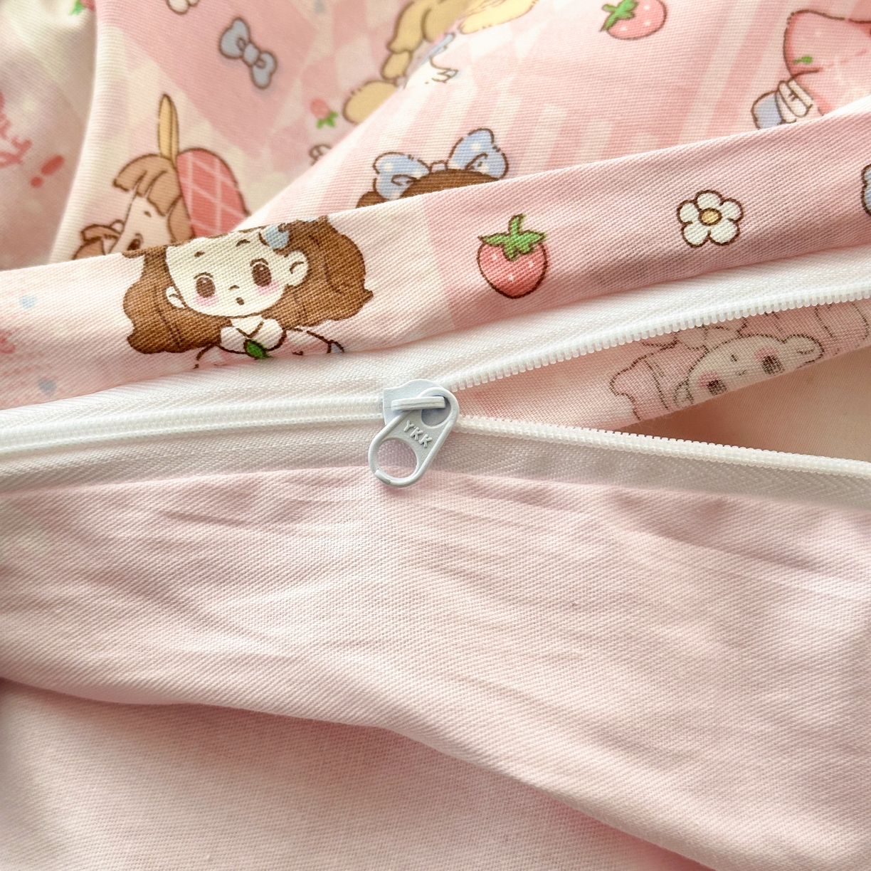 91家纺网 家纺一手货源 找家纺 乐童家纺 2026新款全棉网红直播爆款吊边一字绣工艺款四件套-系列二 派对女孩