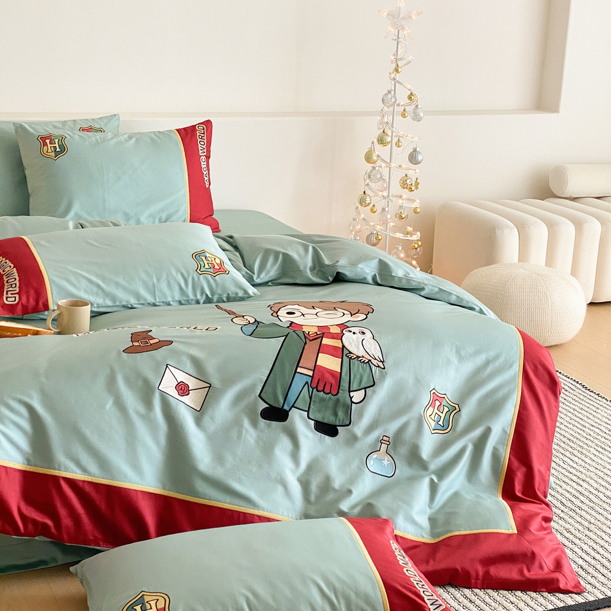 91家纺网 家纺一手货源 找家纺 （总）曼布缇 2026新款100s长绒棉刺绣四件套-魔法学院 控价超级立减活动后：券后368/408/428元起（额外设卷也不能低于此价格）会员减20