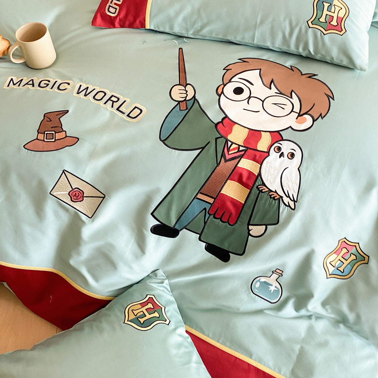 91家纺网 家纺一手货源 找家纺 （总）曼布缇 2026新款100s长绒棉刺绣四件套-魔法学院 控价超级立减活动后：券后368/408/428元起（额外设卷也不能低于此价格）会员减20