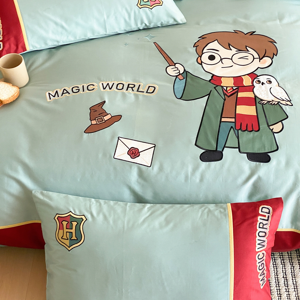 91家纺网 家纺一手货源 找家纺 （总）曼布缇 2026新款100s长绒棉刺绣四件套-魔法学院 控价超级立减活动后：券后368/408/428元起（额外设卷也不能低于此价格）会员减20