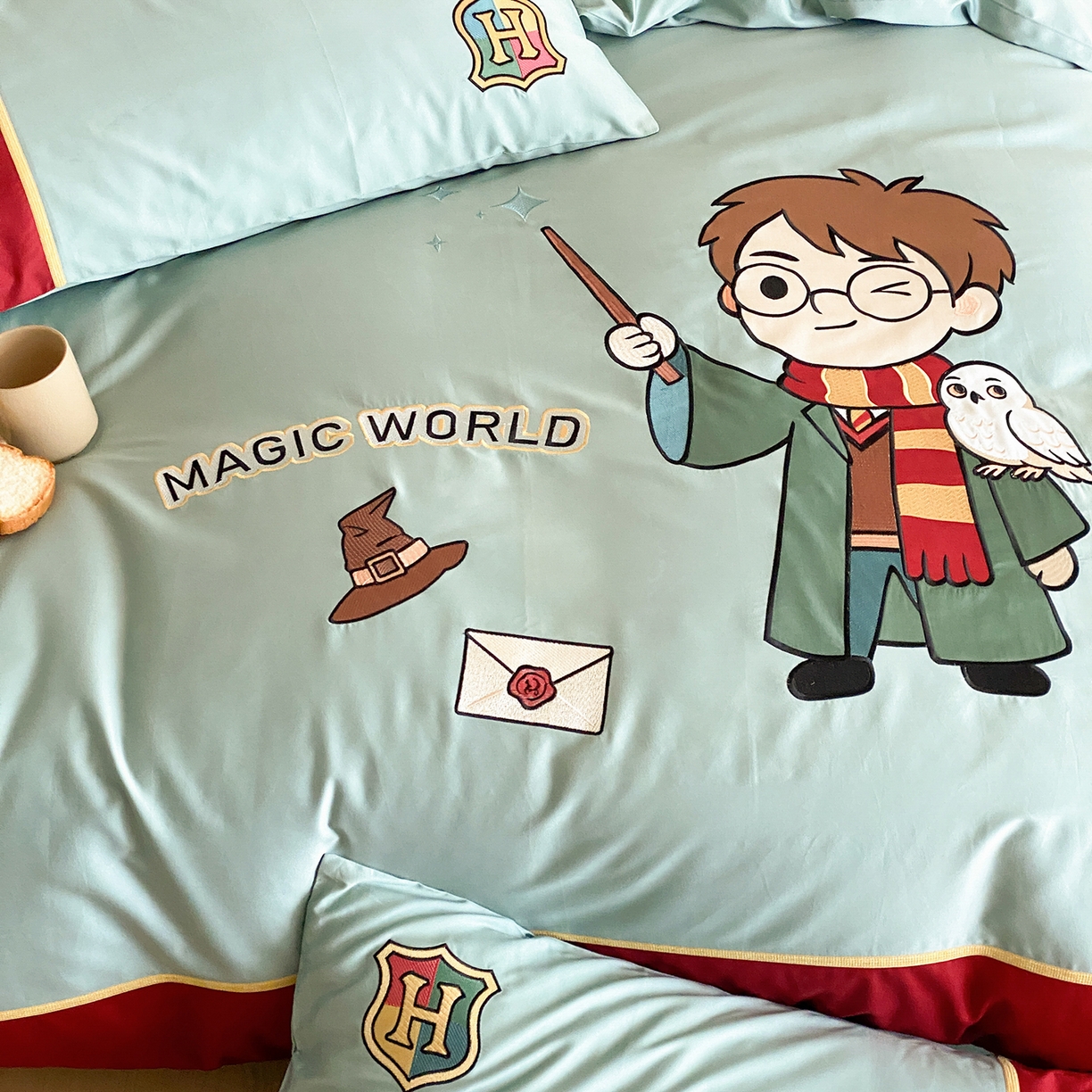 91家纺网 家纺一手货源 找家纺 （总）曼布缇 2026新款100s长绒棉刺绣四件套-魔法学院 控价超级立减活动后：券后368/408/428元起（额外设卷也不能低于此价格）会员减20