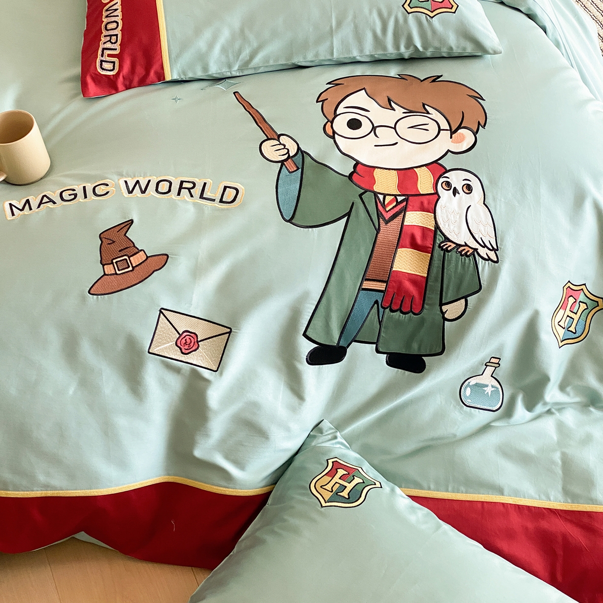 91家纺网 家纺一手货源 找家纺 （总）曼布缇 2026新款100s长绒棉刺绣四件套-魔法学院 控价超级立减活动后：券后368/408/428元起（额外设卷也不能低于此价格）会员减20