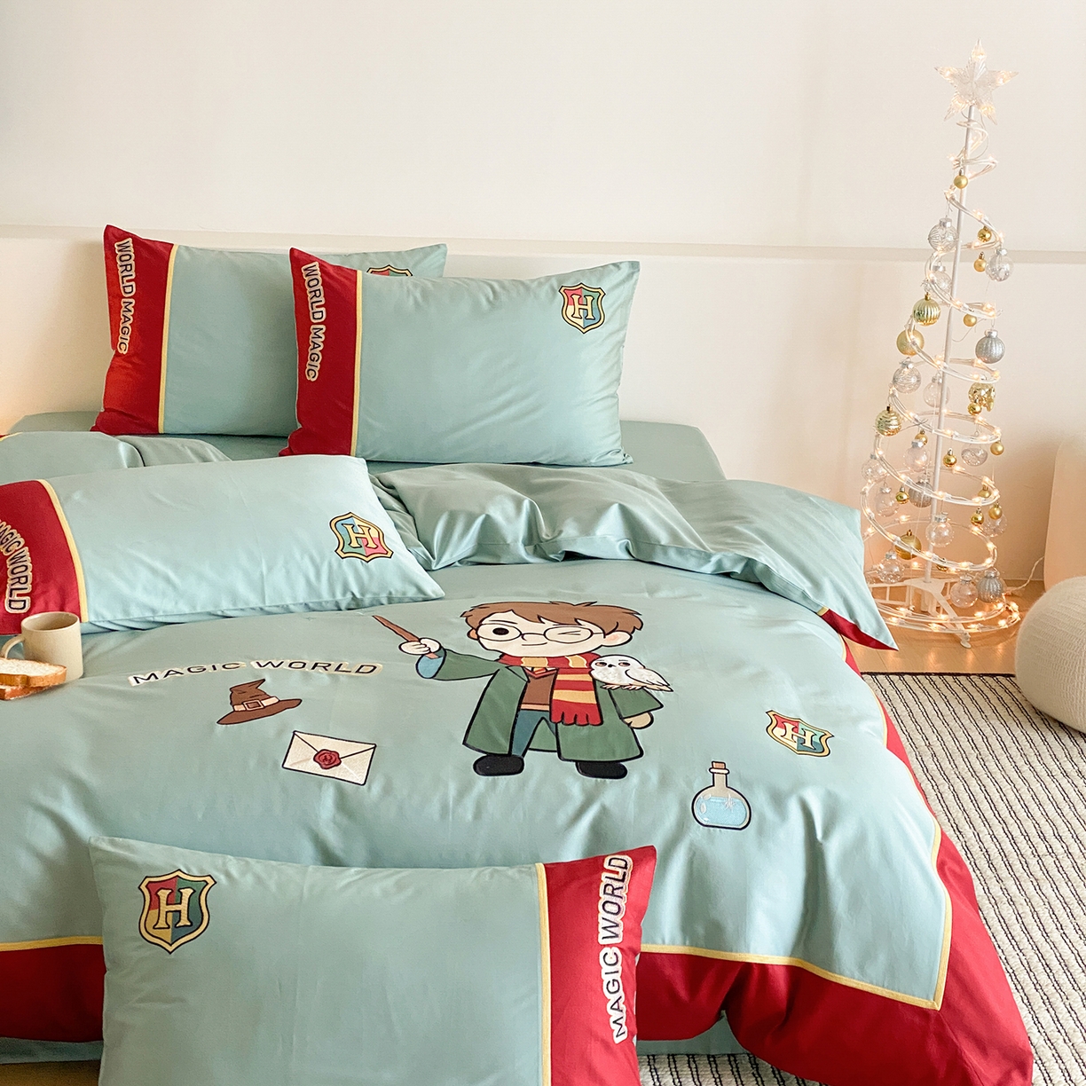 91家纺网 家纺一手货源 找家纺 （总）曼布缇 2026新款100s长绒棉刺绣四件套-魔法学院 控价超级立减活动后：券后368/408/428元起（额外设卷也不能低于此价格）会员减20