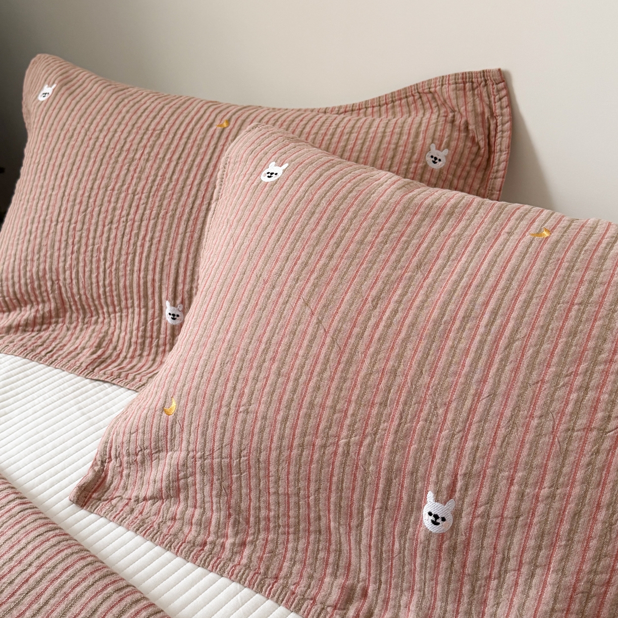 91家纺网 家纺一手货源 找家纺 （总）沐瑟家纺 2026新款全棉水洗绣花枕巾-麦兜