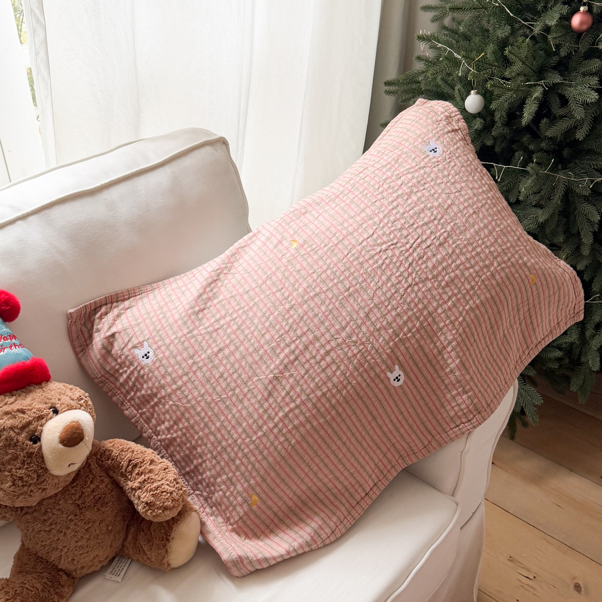 91家纺网 家纺一手货源 找家纺 沐瑟家纺 2026新款全棉水洗绣花枕巾-麦兜 麦兜-粉色