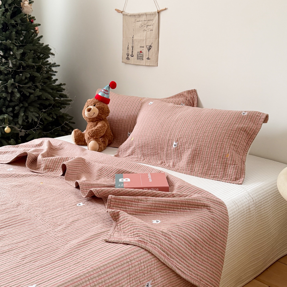 91家纺网 家纺一手货源 找家纺 沐瑟家纺 2026新款全棉水洗绣花枕巾-麦兜 麦兜-粉色