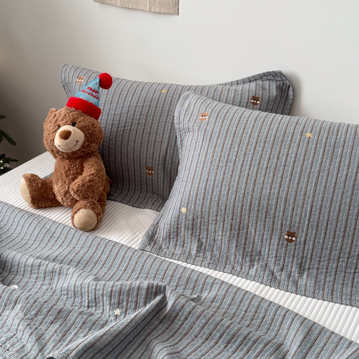 91家纺网 家纺一手货源 找家纺 沐瑟家纺 2026新款全棉水洗绣花枕巾-麦兜 麦兜-蓝色