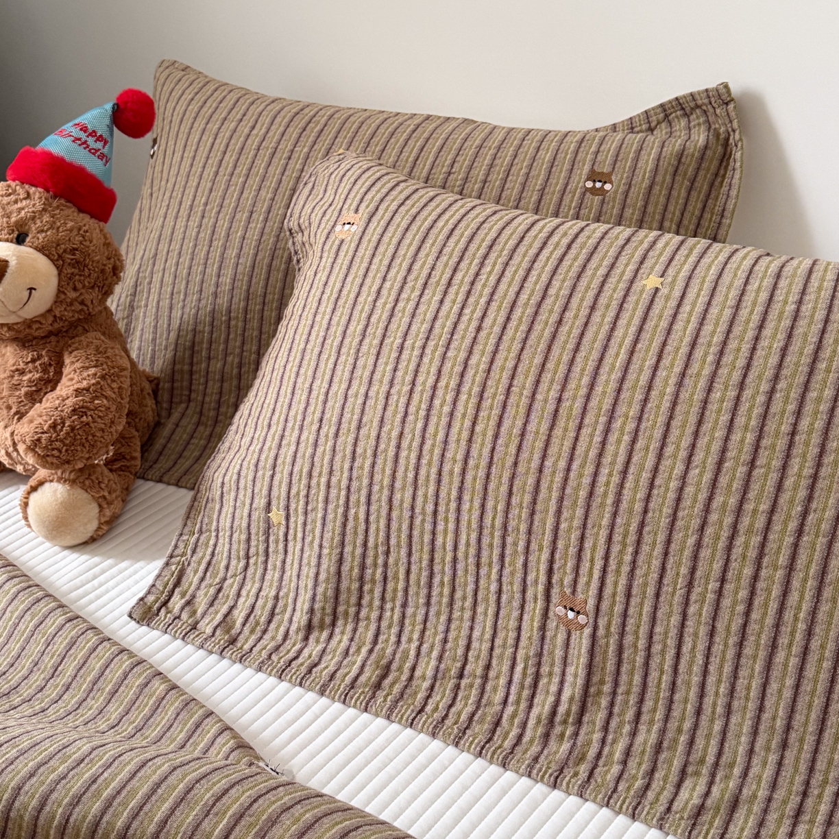 91家纺网 家纺一手货源 找家纺 沐瑟家纺 2026新款全棉水洗绣花枕巾-麦兜 麦兜-绿色