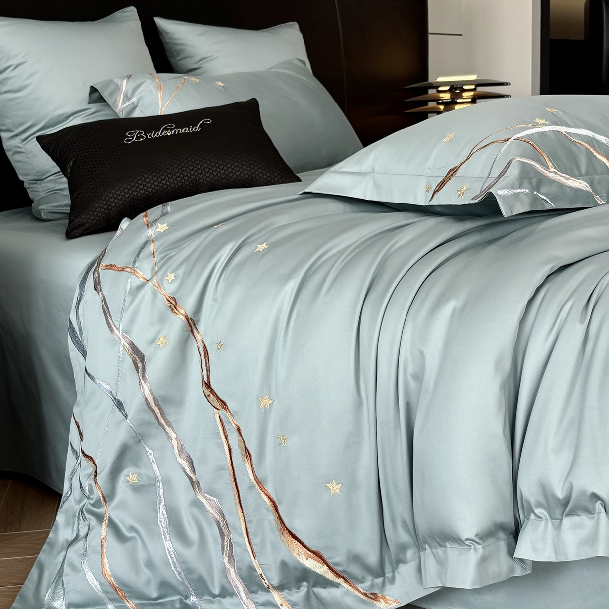 91家纺网 家纺一手货源 找家纺 （总）曼布缇 2026春夏新款长绒棉绣花新品四件套-赛拉罗（严格控价券后378元起）控价超级立减活动后：券后378元起（额外设卷也不能低于此价格）会员减20 