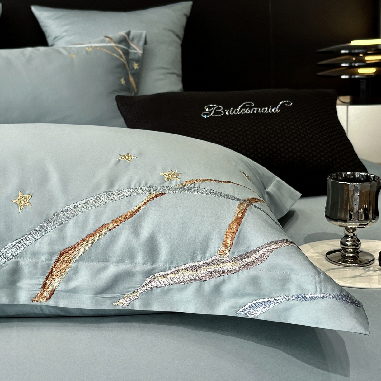 91家纺网 家纺一手货源 找家纺 （总）曼布缇 2026春夏新款长绒棉绣花新品四件套-赛拉罗（严格控价券后378元起）控价超级立减活动后：券后378元起（额外设卷也不能低于此价格）会员减20 