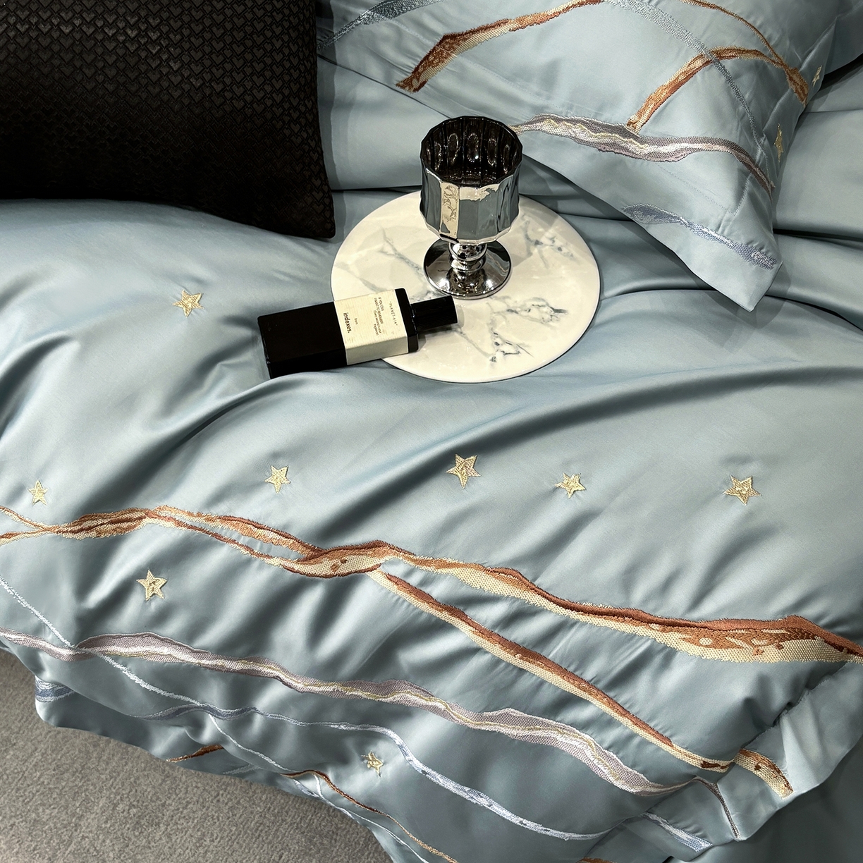 91家纺网 家纺一手货源 找家纺 （总）曼布缇 2026春夏新款长绒棉绣花新品四件套-赛拉罗（严格控价券后378元起）控价超级立减活动后：券后378元起（额外设卷也不能低于此价格）会员减20 