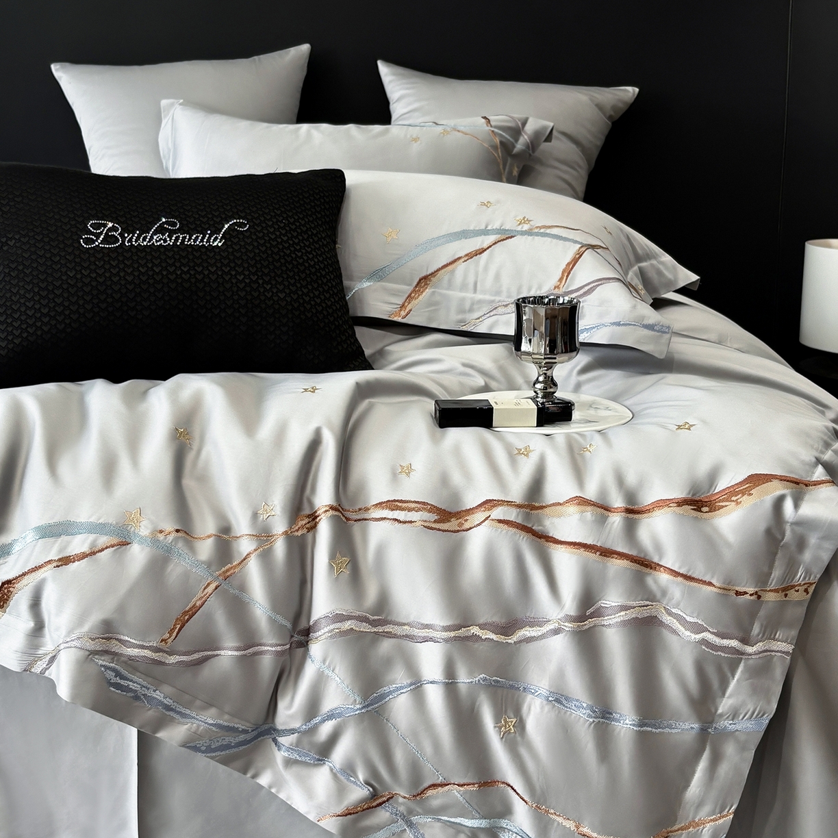 91家纺网 家纺一手货源 找家纺 曼布缇 2026春夏新款长绒棉绣花新品四件套-赛拉罗（严格控价券后378元起）控价超级立减活动后：券后378元起（额外设卷也不能低于此价格）会员减20  赛拉罗-银灰