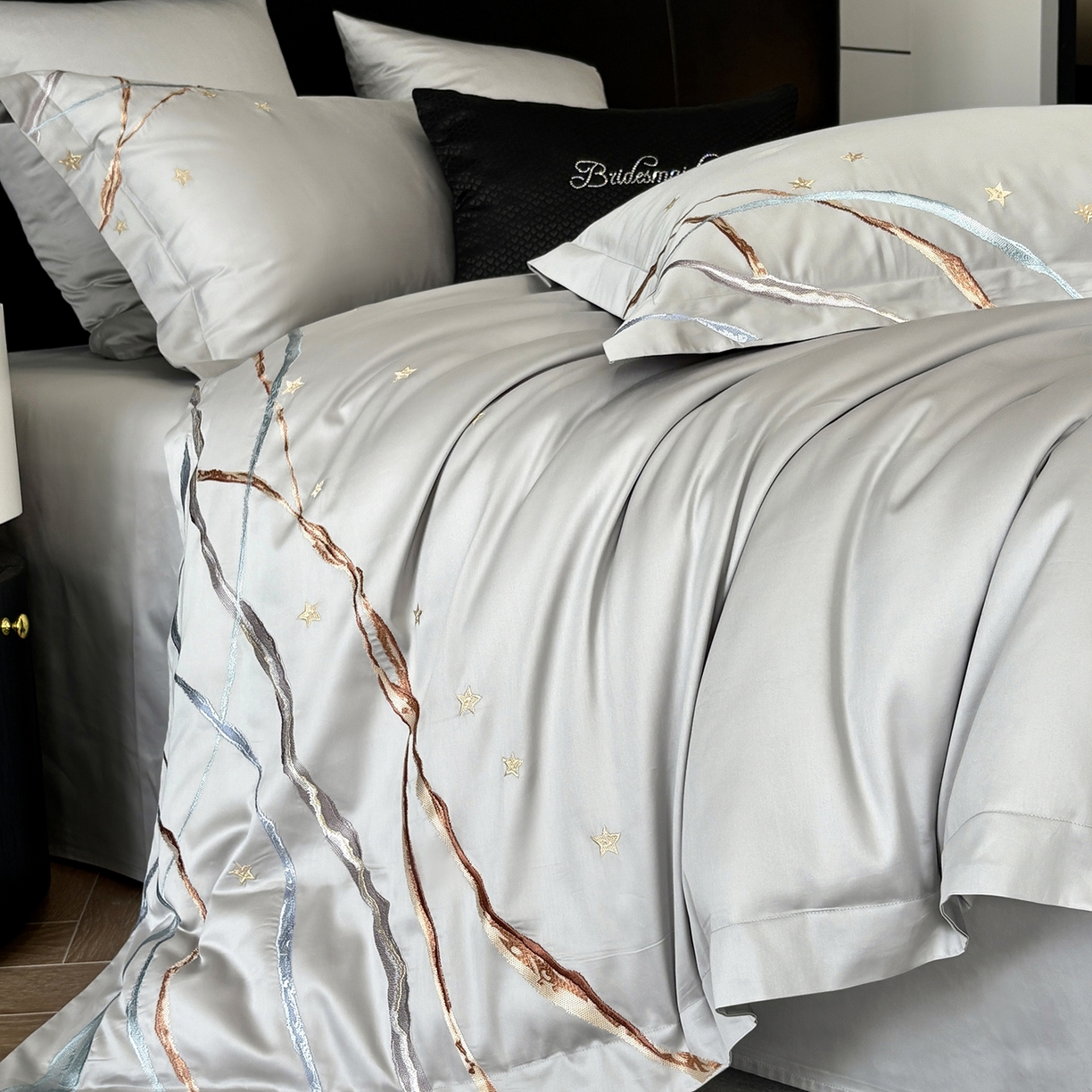 91家纺网 家纺一手货源 找家纺 曼布缇 2026春夏新款长绒棉绣花新品四件套-赛拉罗（严格控价券后378元起）控价超级立减活动后：券后378元起（额外设卷也不能低于此价格）会员减20  赛拉罗-银灰