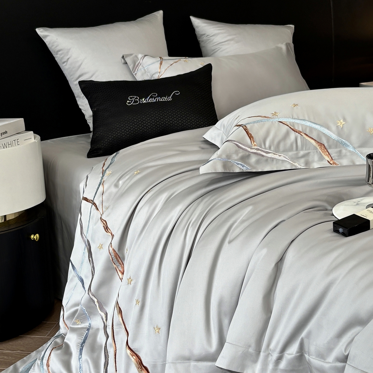 91家纺网 家纺一手货源 找家纺 曼布缇 2026春夏新款长绒棉绣花新品四件套-赛拉罗（严格控价券后378元起）控价超级立减活动后：券后378元起（额外设卷也不能低于此价格）会员减20  赛拉罗-银灰