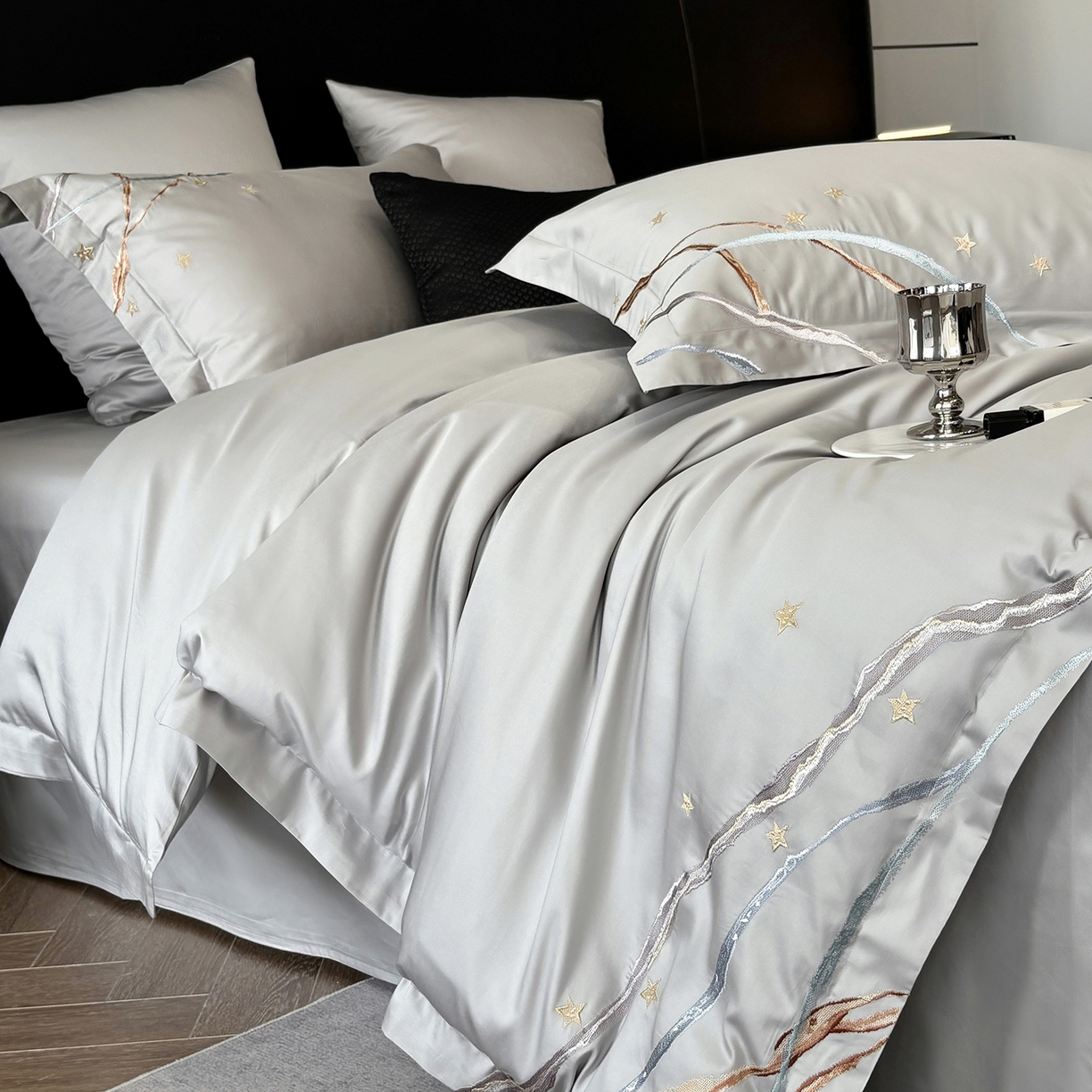 91家纺网 家纺一手货源 找家纺 曼布缇 2026春夏新款长绒棉绣花新品四件套-赛拉罗（严格控价券后378元起）控价超级立减活动后：券后378元起（额外设卷也不能低于此价格）会员减20  赛拉罗-银灰