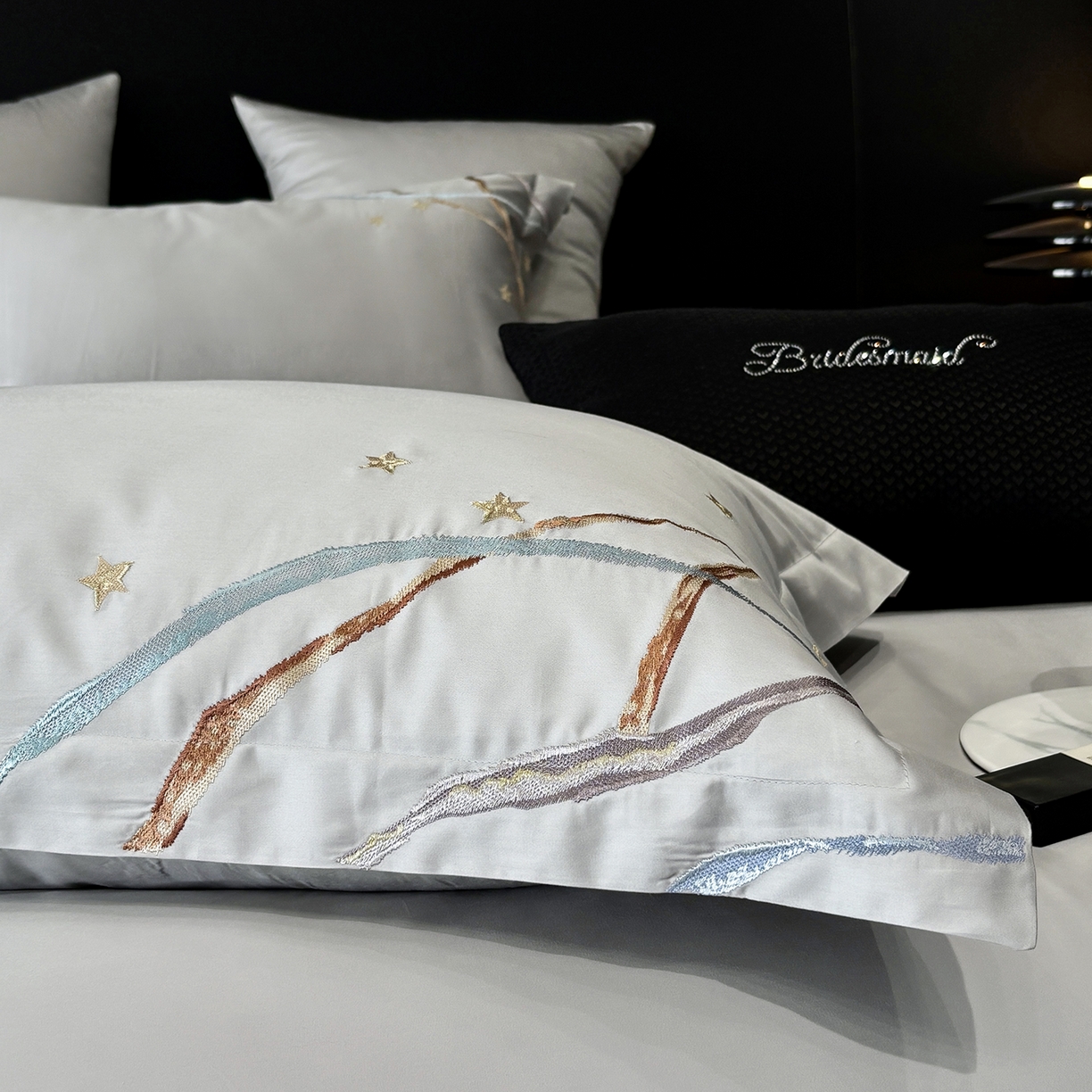 91家纺网 家纺一手货源 找家纺 曼布缇 2026春夏新款长绒棉绣花新品四件套-赛拉罗（严格控价券后378元起）控价超级立减活动后：券后378元起（额外设卷也不能低于此价格）会员减20  赛拉罗-银灰