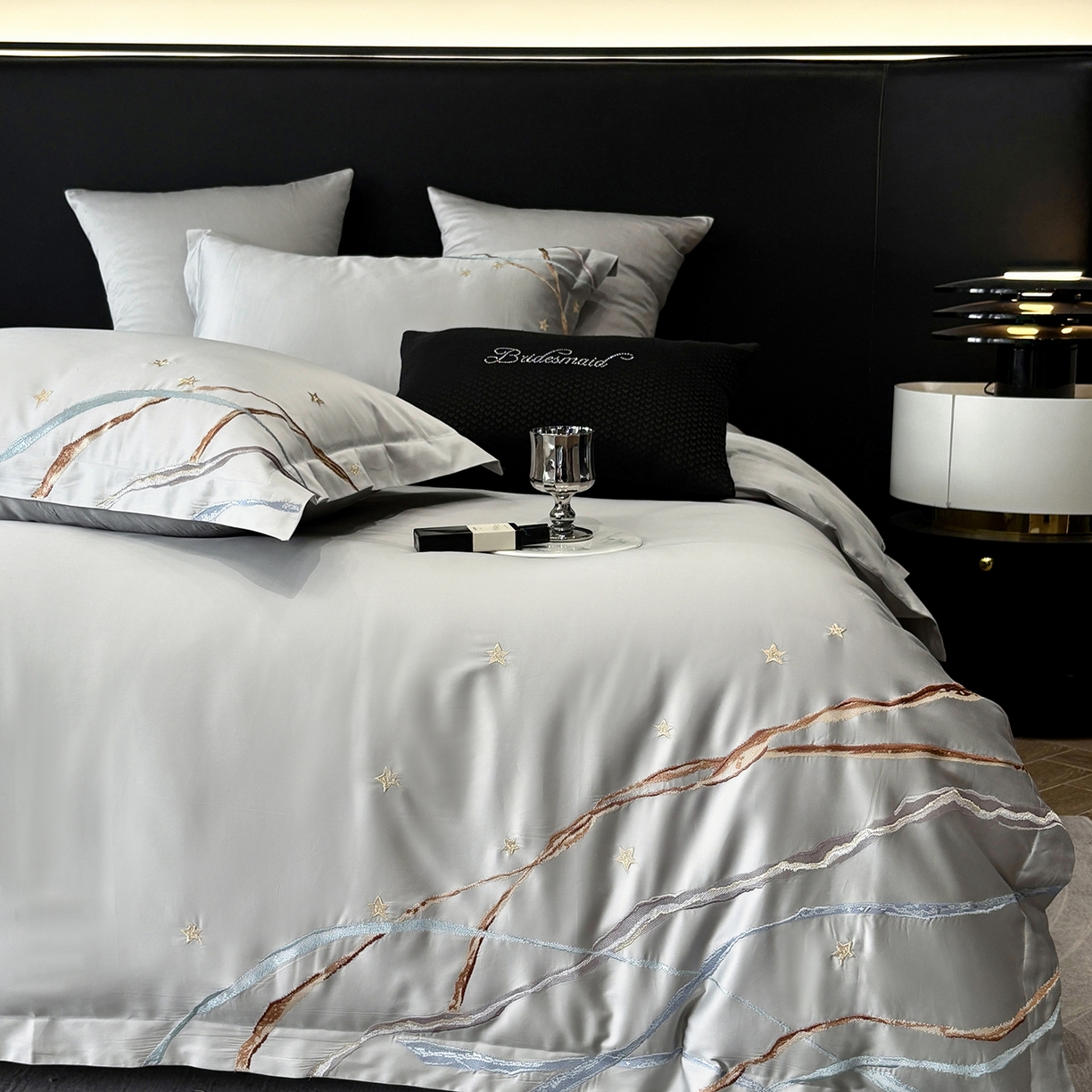 91家纺网 家纺一手货源 找家纺 曼布缇 2026春夏新款长绒棉绣花新品四件套-赛拉罗（严格控价券后378元起）控价超级立减活动后：券后378元起（额外设卷也不能低于此价格）会员减20  赛拉罗-银灰