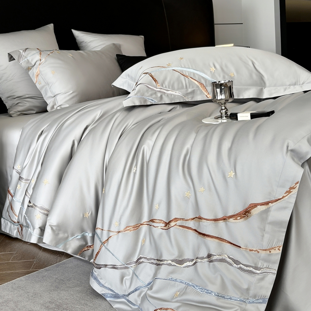 91家纺网 家纺一手货源 找家纺 曼布缇 2026春夏新款长绒棉绣花新品四件套-赛拉罗（严格控价券后378元起）控价超级立减活动后：券后378元起（额外设卷也不能低于此价格）会员减20  赛拉罗-银灰