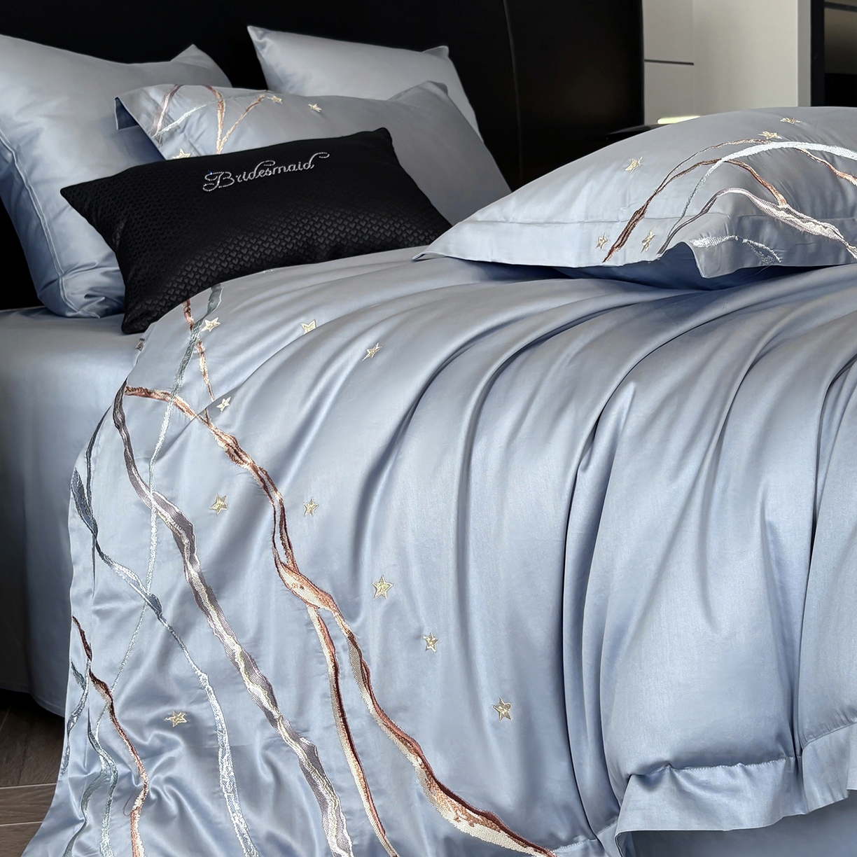 91家纺网 家纺一手货源 找家纺 曼布缇 2026春夏新款长绒棉绣花新品四件套-赛拉罗（严格控价券后378元起）控价超级立减活动后：券后378元起（额外设卷也不能低于此价格）会员减20  赛拉罗-蔚蓝