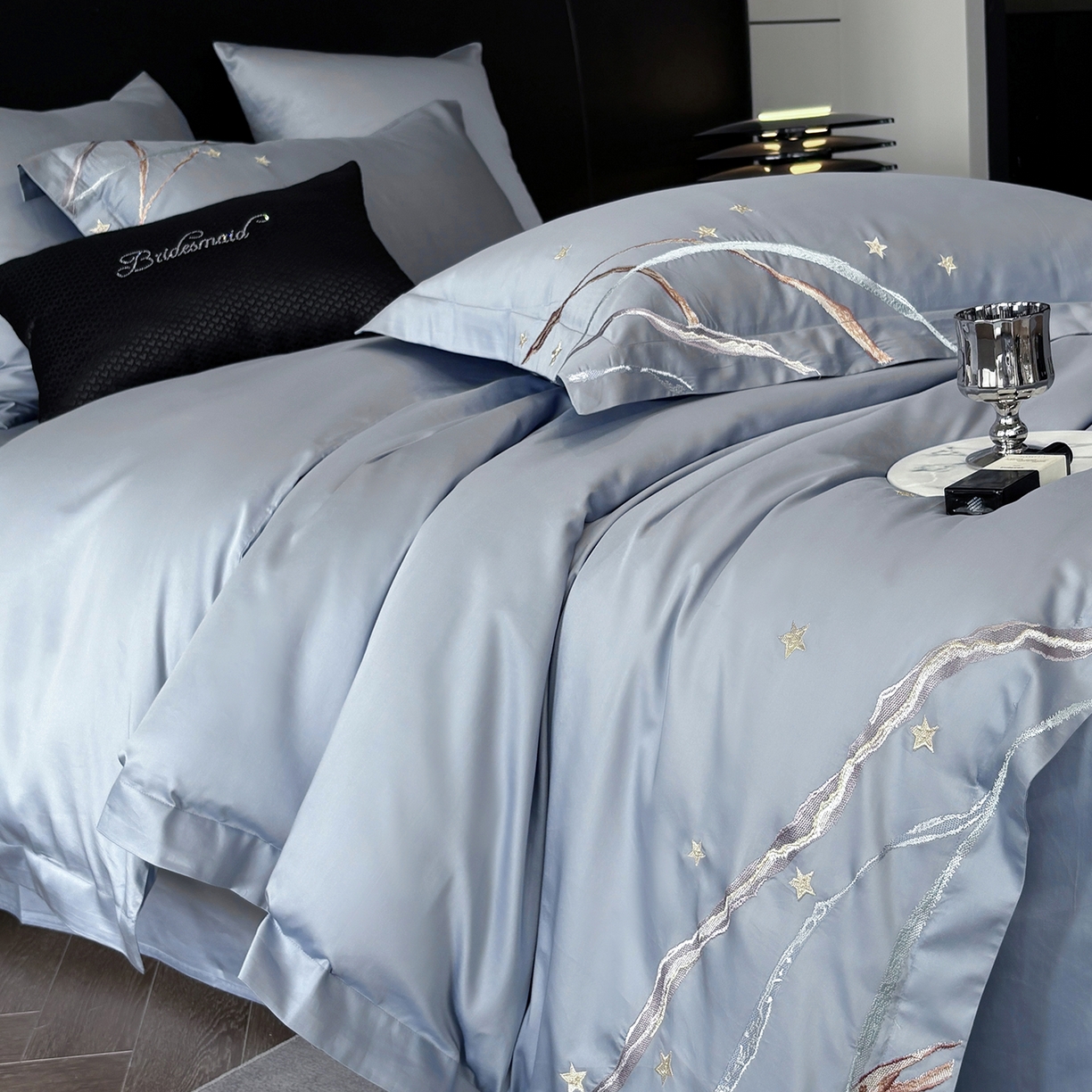 91家纺网 家纺一手货源 找家纺 曼布缇 2026春夏新款长绒棉绣花新品四件套-赛拉罗（严格控价券后378元起）控价超级立减活动后：券后378元起（额外设卷也不能低于此价格）会员减20  赛拉罗-蔚蓝