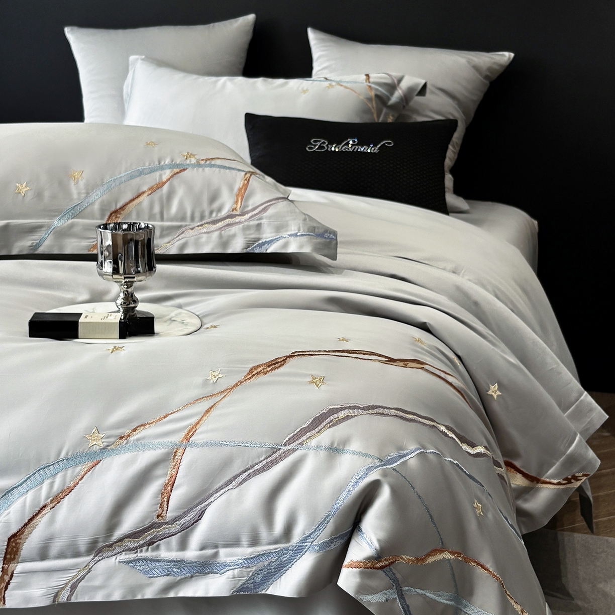 91家纺网 家纺一手货源 找家纺 曼布缇 2026春夏新款长绒棉绣花新品四件套-赛拉罗（严格控价券后378元起）控价超级立减活动后：券后378元起（额外设卷也不能低于此价格）会员减20  赛拉罗-银灰