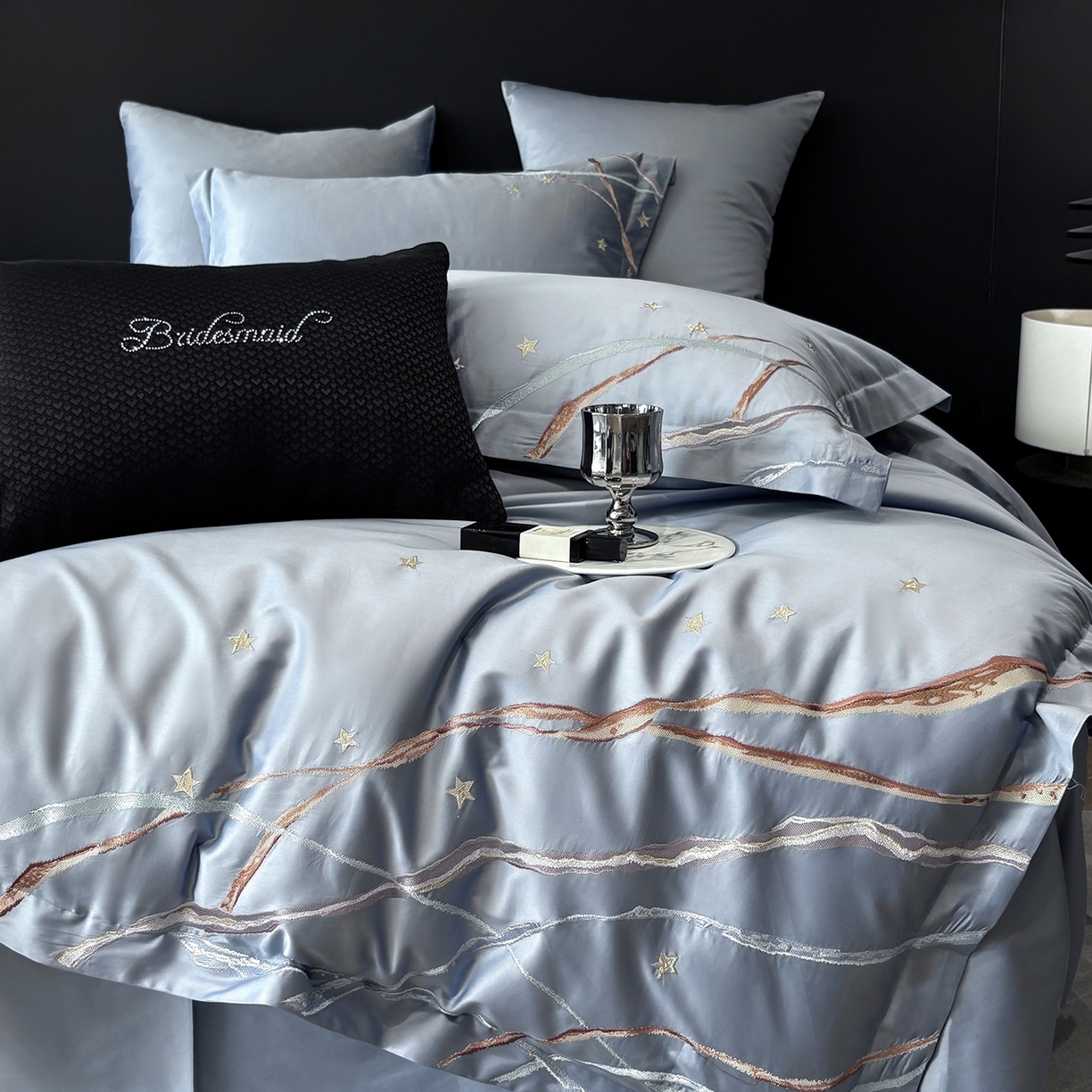 91家纺网 家纺一手货源 找家纺 曼布缇 2026春夏新款长绒棉绣花新品四件套-赛拉罗（严格控价券后378元起）控价超级立减活动后：券后378元起（额外设卷也不能低于此价格）会员减20  赛拉罗-蔚蓝