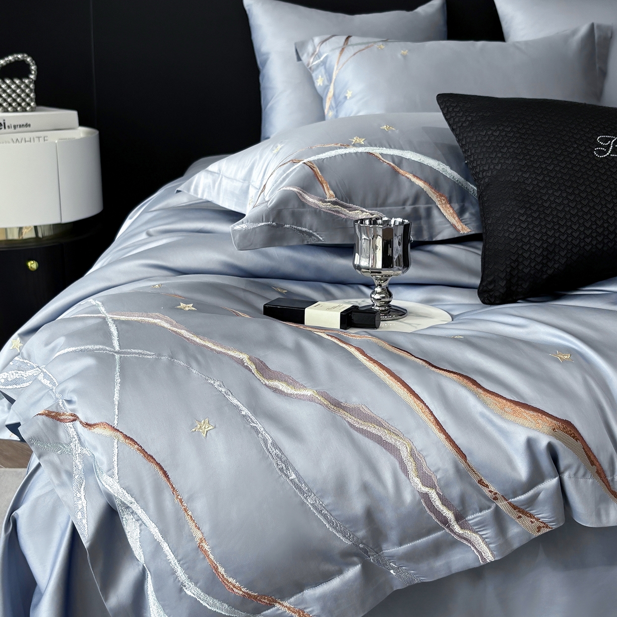 91家纺网 家纺一手货源 找家纺 曼布缇 2026春夏新款长绒棉绣花新品四件套-赛拉罗（严格控价券后378元起）控价超级立减活动后：券后378元起（额外设卷也不能低于此价格）会员减20  赛拉罗-蔚蓝