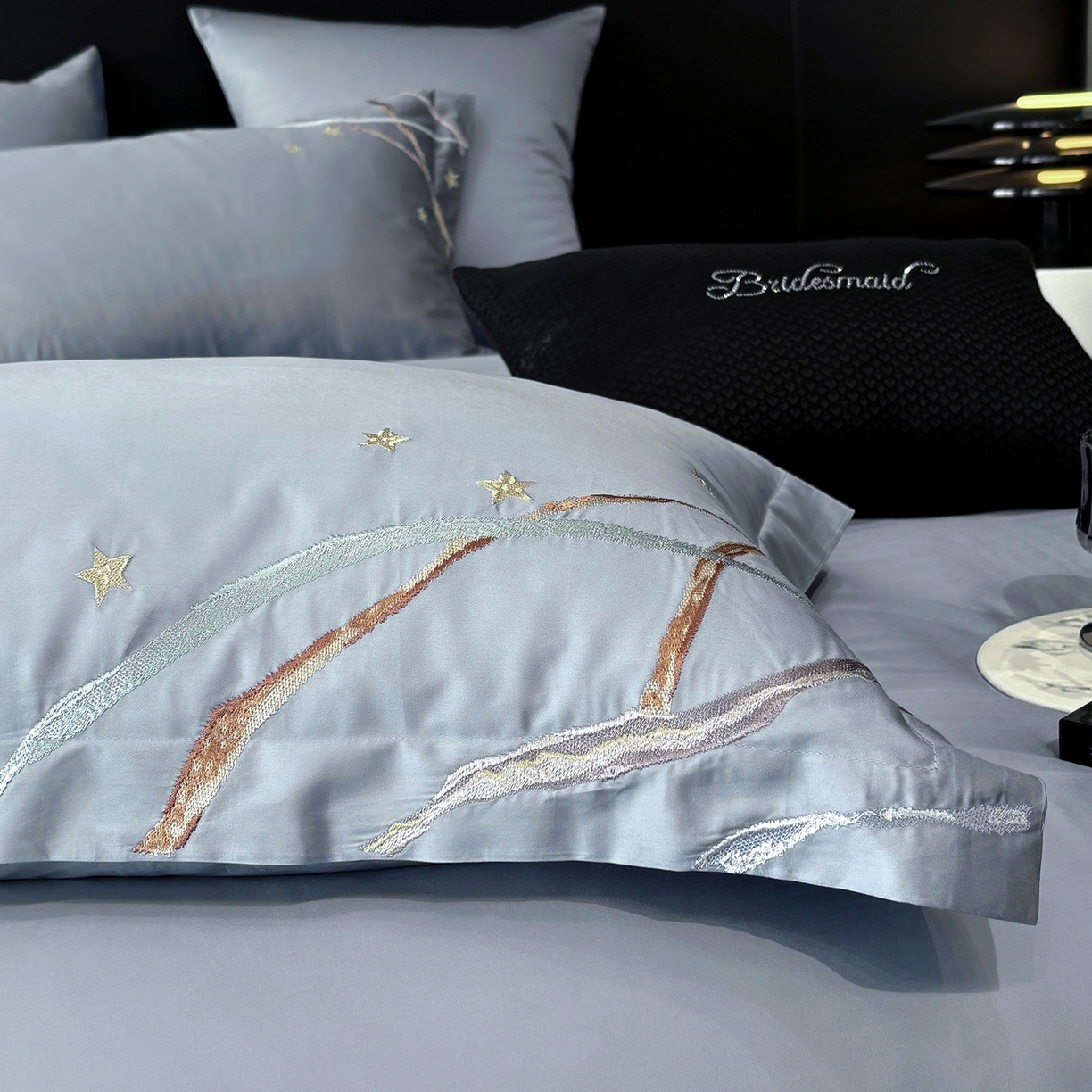 91家纺网 家纺一手货源 找家纺 曼布缇 2026春夏新款长绒棉绣花新品四件套-赛拉罗（严格控价券后378元起）控价超级立减活动后：券后378元起（额外设卷也不能低于此价格）会员减20  赛拉罗-蔚蓝