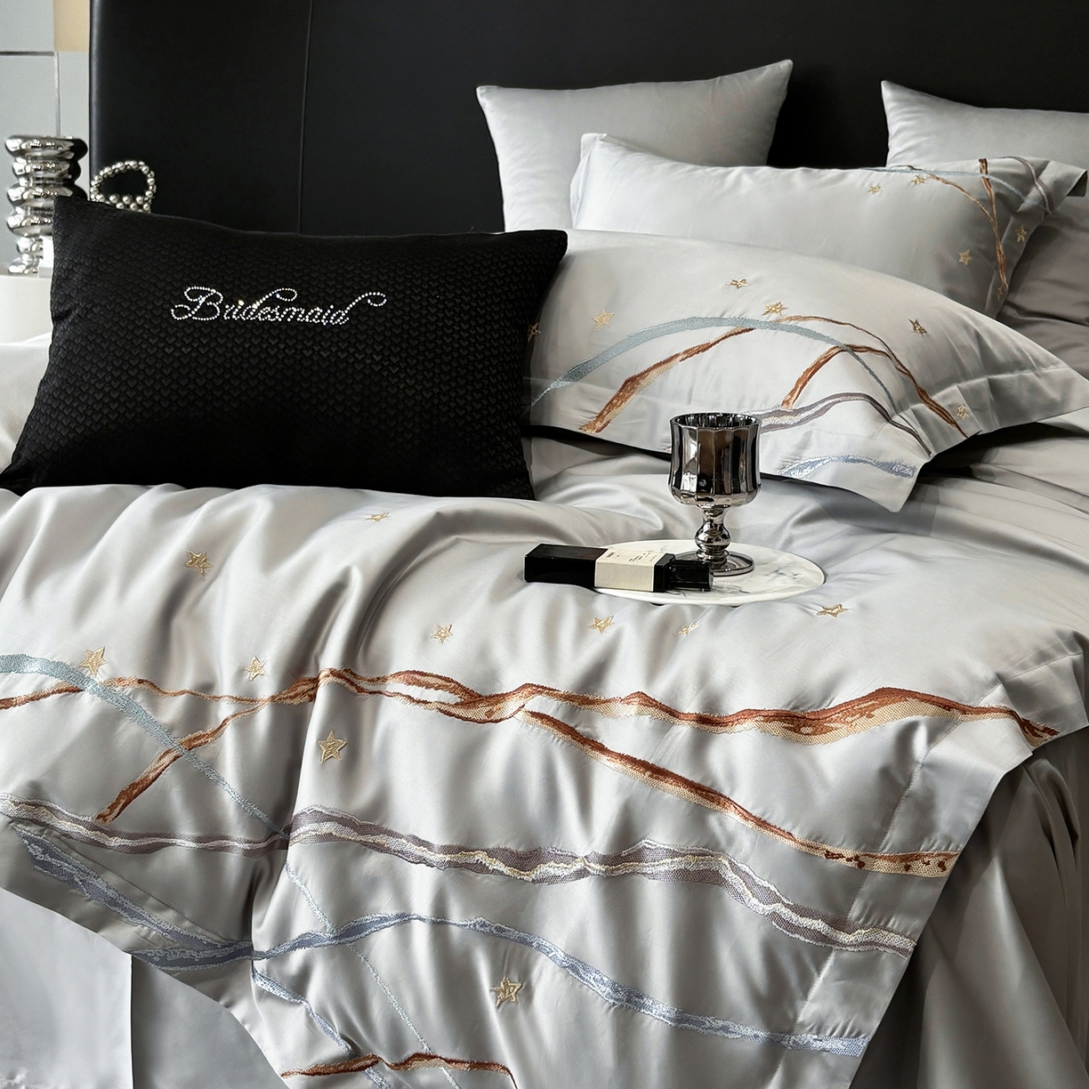 91家纺网 家纺一手货源 找家纺 曼布缇 2026春夏新款长绒棉绣花新品四件套-赛拉罗（严格控价券后378元起）控价超级立减活动后：券后378元起（额外设卷也不能低于此价格）会员减20  赛拉罗-银灰