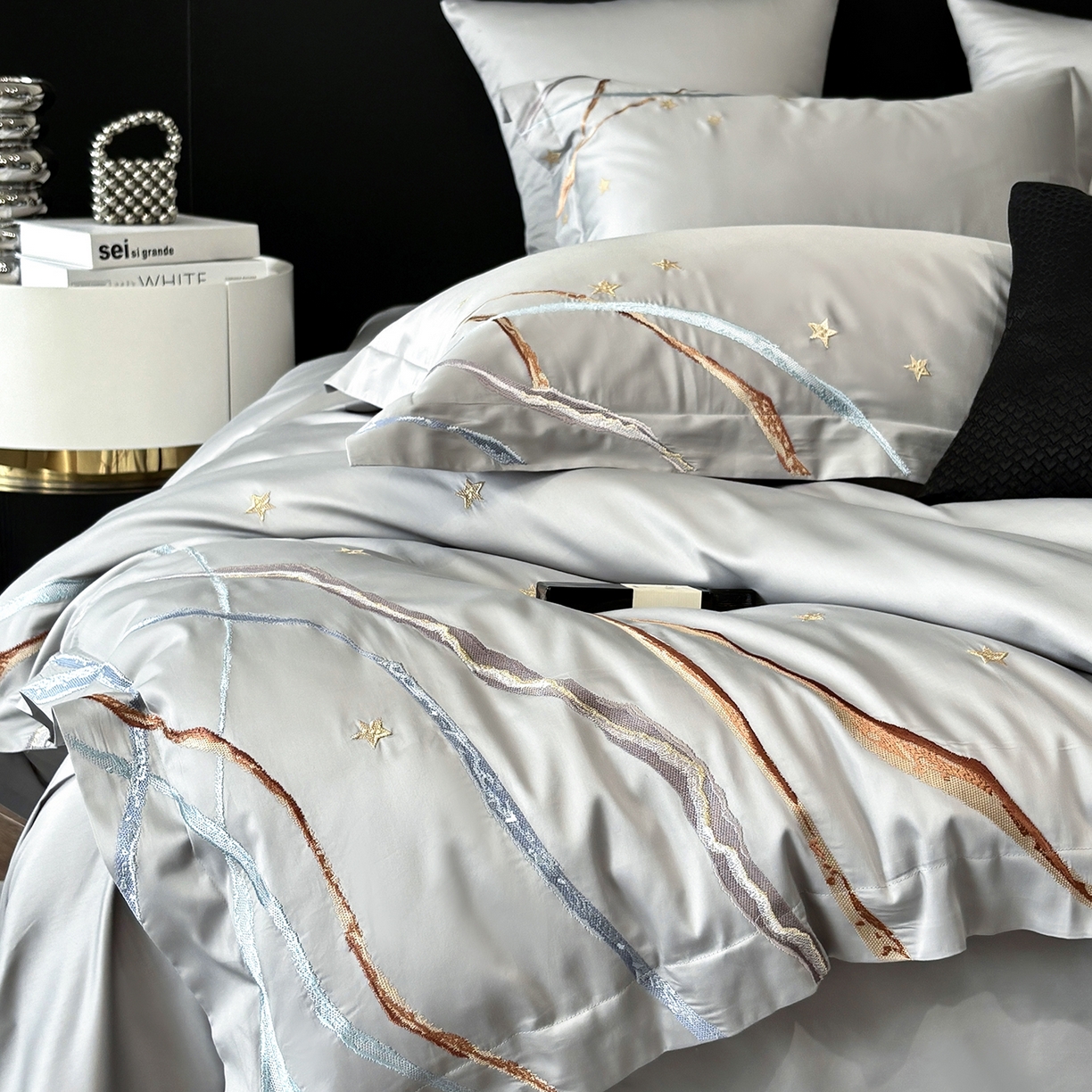 91家纺网 家纺一手货源 找家纺 曼布缇 2026春夏新款长绒棉绣花新品四件套-赛拉罗（严格控价券后378元起）控价超级立减活动后：券后378元起（额外设卷也不能低于此价格）会员减20  赛拉罗-银灰