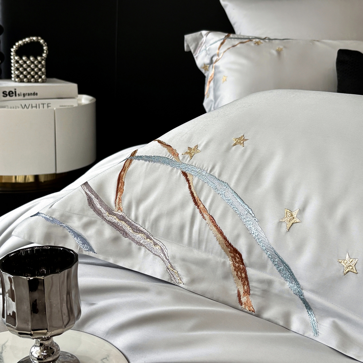 91家纺网 家纺一手货源 找家纺 曼布缇 2026春夏新款长绒棉绣花新品四件套-赛拉罗（严格控价券后378元起）控价超级立减活动后：券后378元起（额外设卷也不能低于此价格）会员减20  赛拉罗-银灰