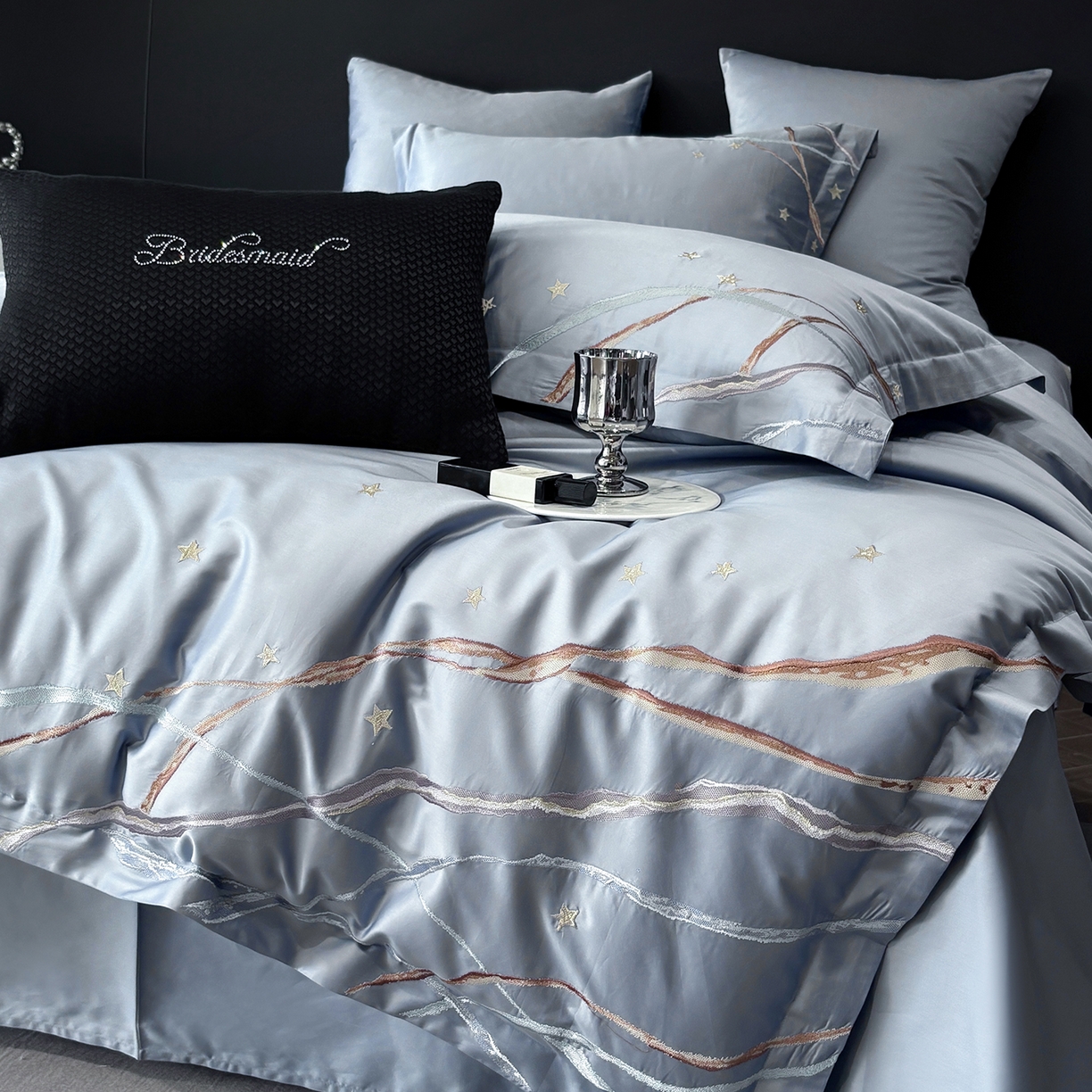 91家纺网 家纺一手货源 找家纺 曼布缇 2026春夏新款长绒棉绣花新品四件套-赛拉罗（严格控价券后378元起）控价超级立减活动后：券后378元起（额外设卷也不能低于此价格）会员减20  赛拉罗-蔚蓝