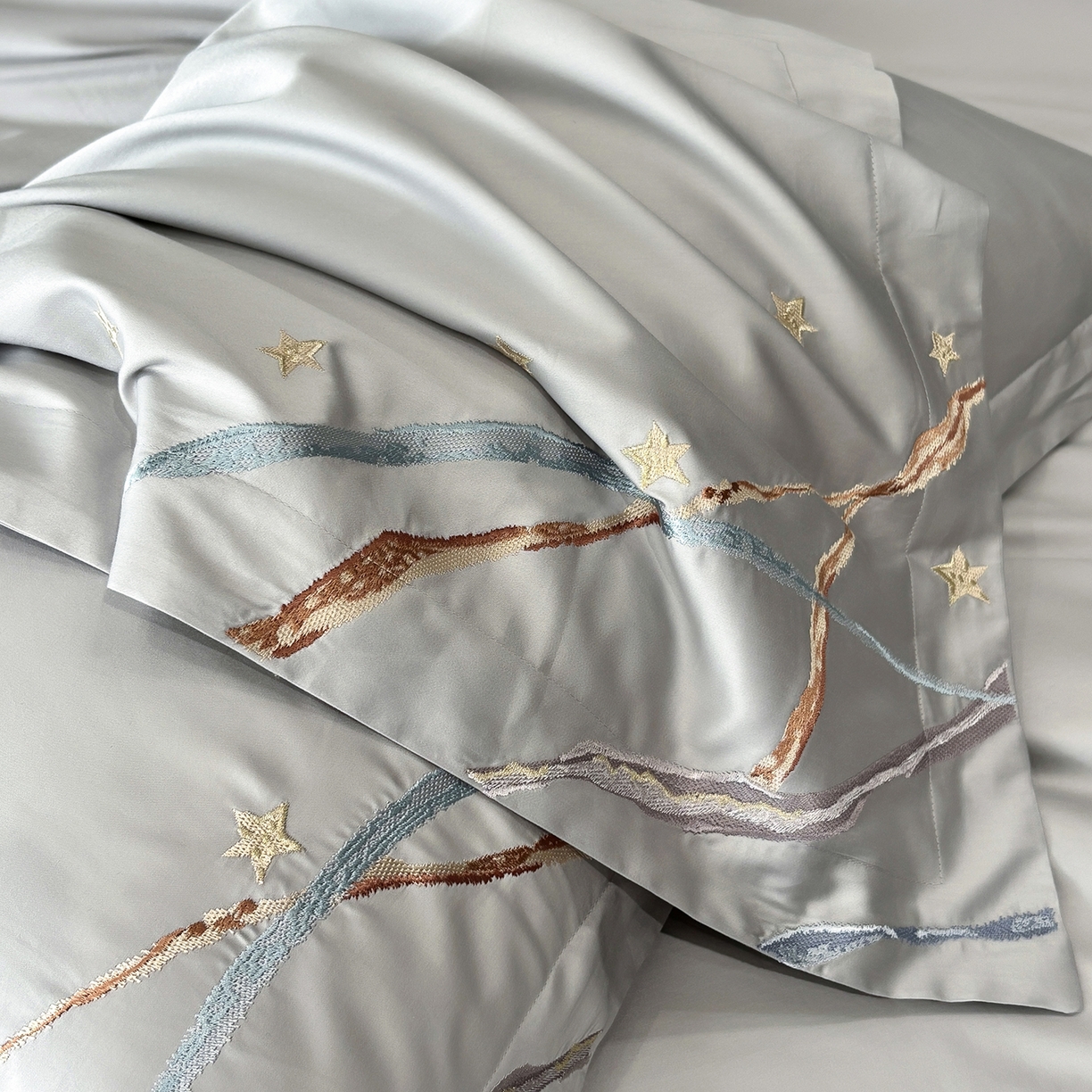 91家纺网 家纺一手货源 找家纺 曼布缇 2026春夏新款长绒棉绣花新品四件套-赛拉罗（严格控价券后378元起）控价超级立减活动后：券后378元起（额外设卷也不能低于此价格）会员减20  赛拉罗-银灰