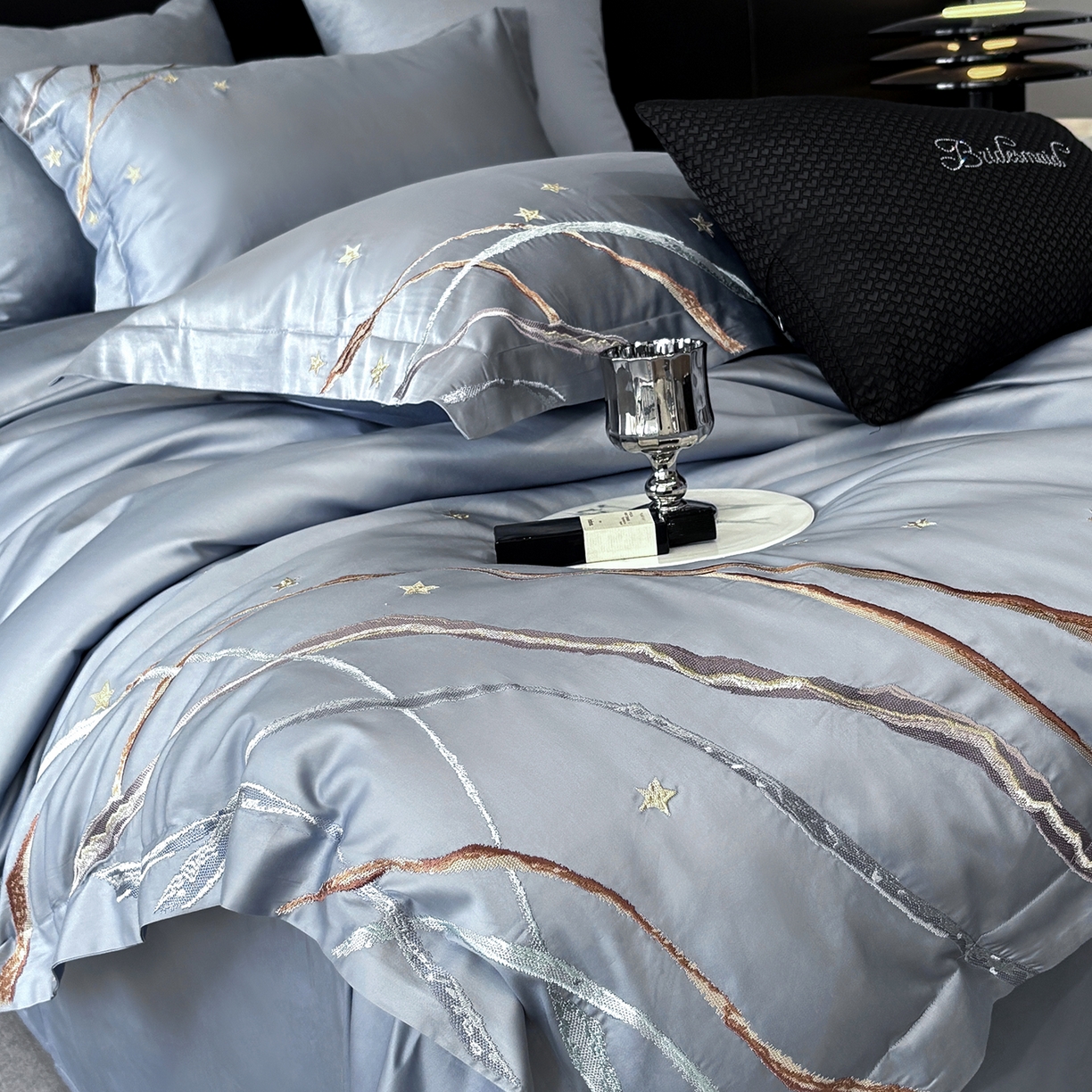 91家纺网 家纺一手货源 找家纺 曼布缇 2026春夏新款长绒棉绣花新品四件套-赛拉罗（严格控价券后378元起）控价超级立减活动后：券后378元起（额外设卷也不能低于此价格）会员减20  赛拉罗-蔚蓝