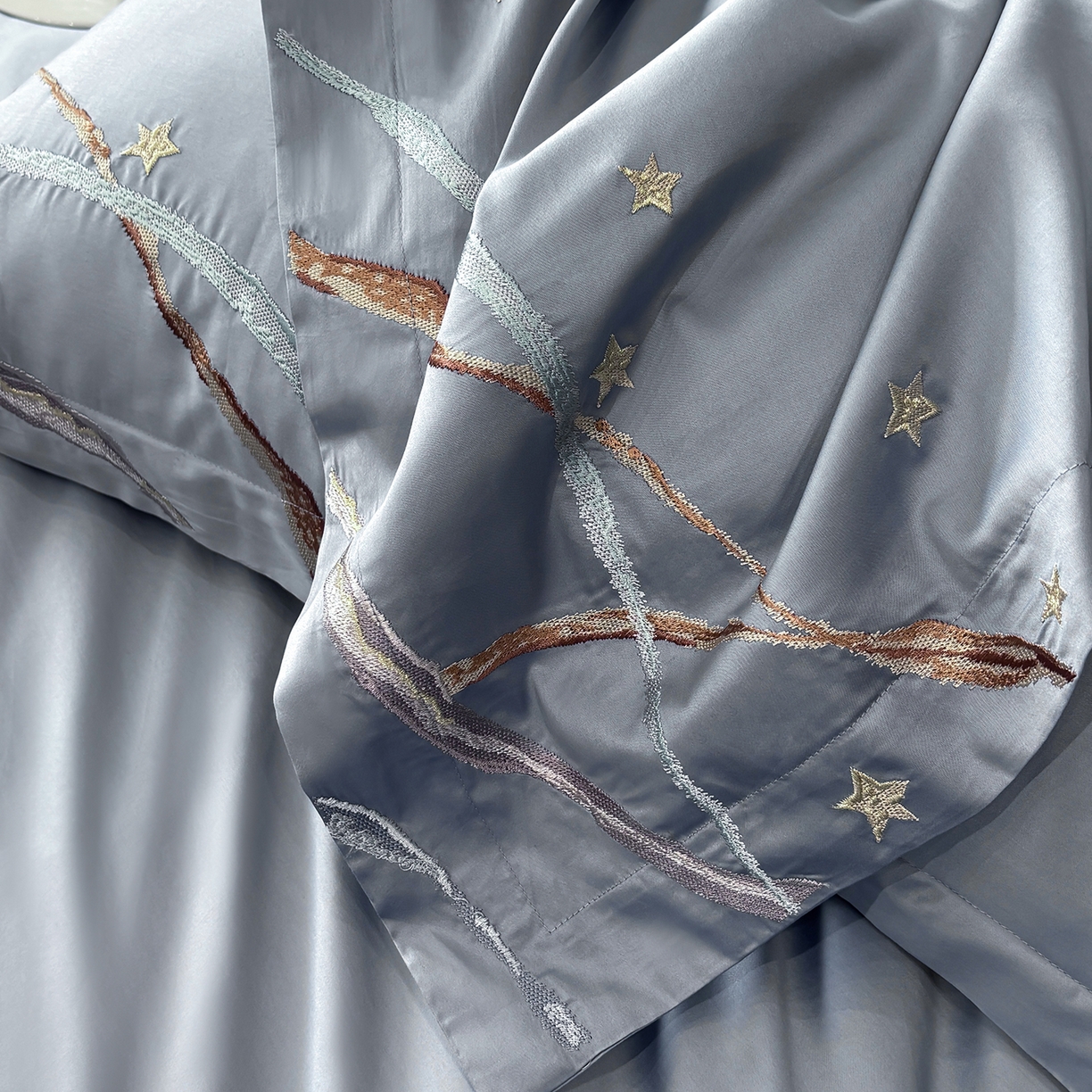 91家纺网 家纺一手货源 找家纺 曼布缇 2026春夏新款长绒棉绣花新品四件套-赛拉罗（严格控价券后378元起）控价超级立减活动后：券后378元起（额外设卷也不能低于此价格）会员减20  赛拉罗-蔚蓝