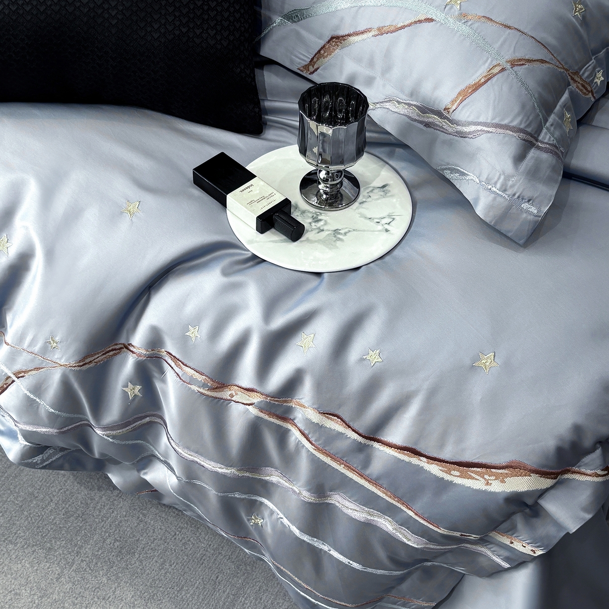 91家纺网 家纺一手货源 找家纺 曼布缇 2026春夏新款长绒棉绣花新品四件套-赛拉罗（严格控价券后378元起）控价超级立减活动后：券后378元起（额外设卷也不能低于此价格）会员减20  赛拉罗-蔚蓝