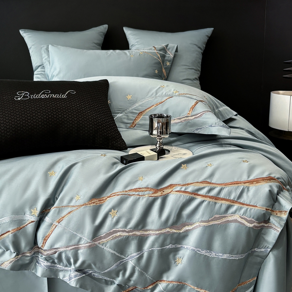 91家纺网 家纺一手货源 找家纺 曼布缇 2026春夏新款长绒棉绣花新品四件套-赛拉罗（严格控价券后378元起）控价超级立减活动后：券后378元起（额外设卷也不能低于此价格）会员减20  赛拉罗-赫蒂青