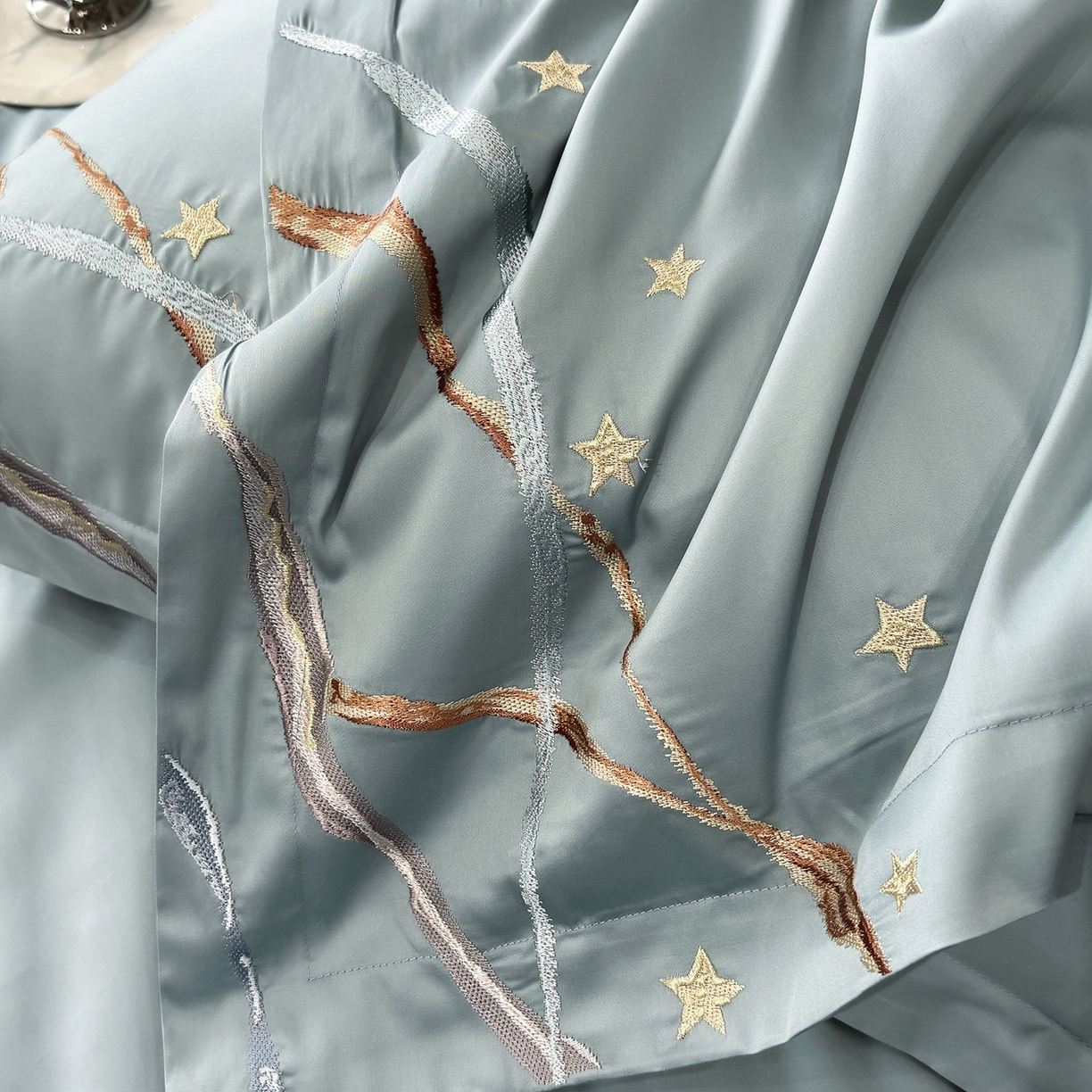 91家纺网 家纺一手货源 找家纺 曼布缇 2026春夏新款长绒棉绣花新品四件套-赛拉罗（严格控价券后378元起）控价超级立减活动后：券后378元起（额外设卷也不能低于此价格）会员减20  赛拉罗-赫蒂青