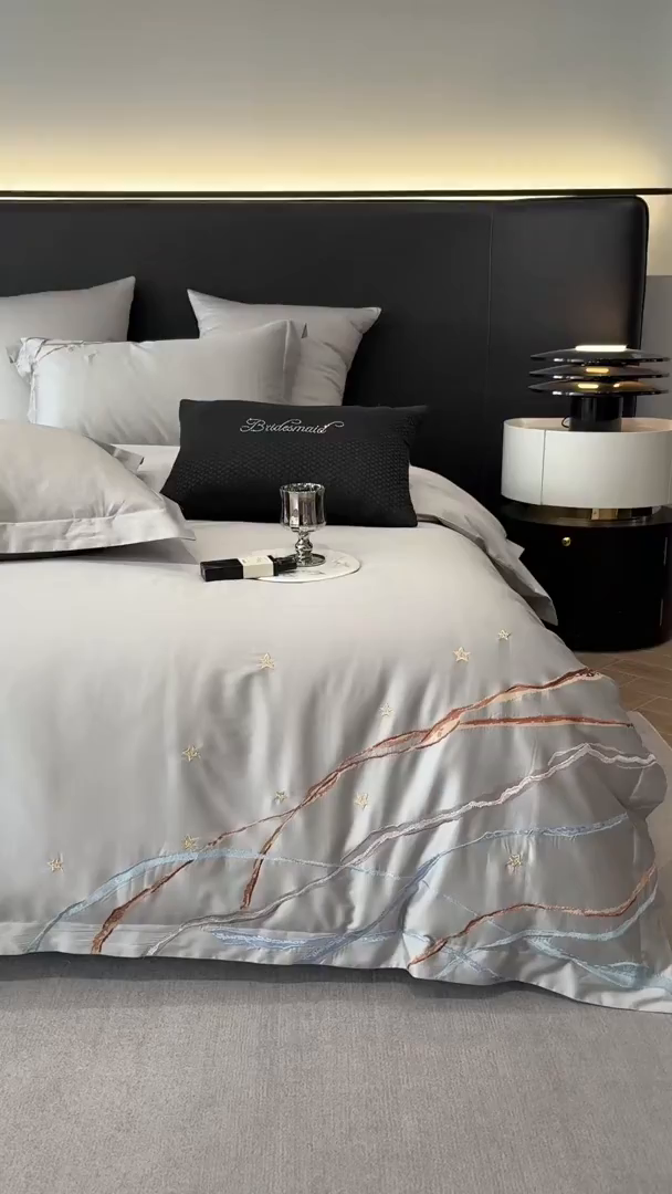 91家纺网 家纺一手货源 找家纺 曼布缇 2026春夏新款长绒棉绣花新品四件套-赛拉罗（严格控价券后378元起）控价超级立减活动后：券后378元起（额外设卷也不能低于此价格）会员减20  赛拉罗-银灰