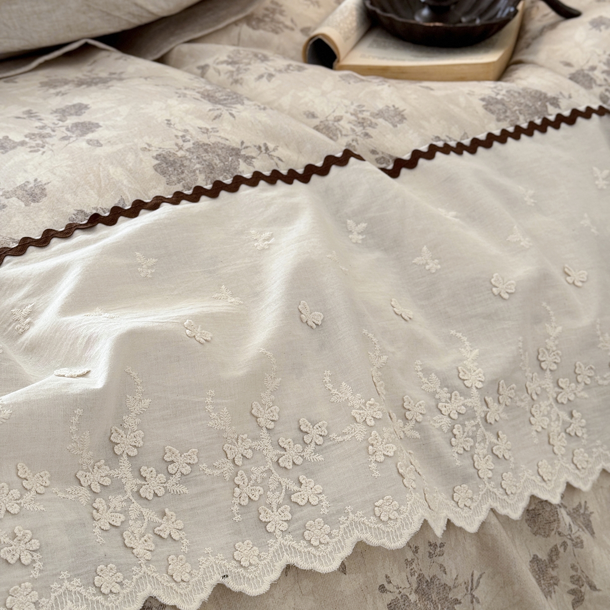 91家纺网 家纺一手货源 找家纺 淑女公社家纺 2026新款法式立体蝴蝶花边棉麻四件套 时雨 咖