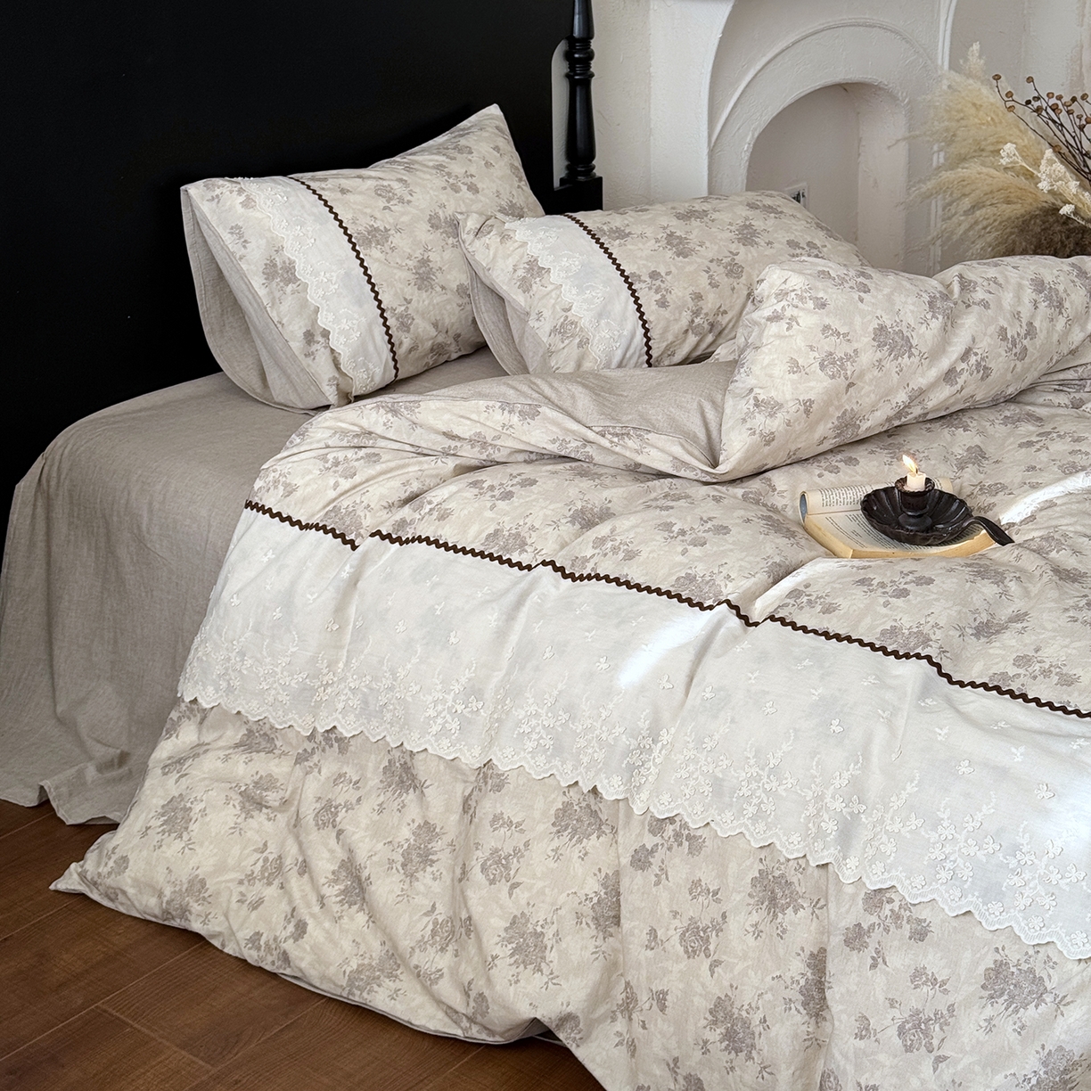 91家纺网 家纺一手货源 找家纺 淑女公社家纺 2026新款法式立体蝴蝶花边棉麻四件套 时雨 咖